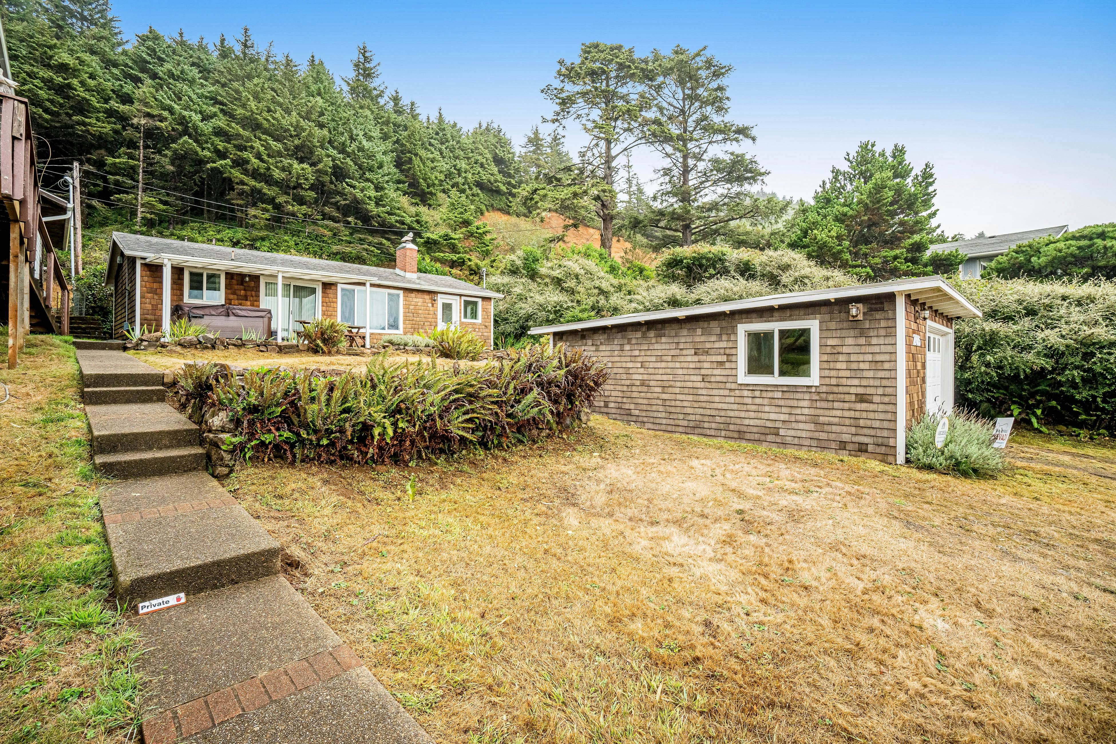 Cozy dog-friendly home with ocean views, a private hot tub and washer & dryer