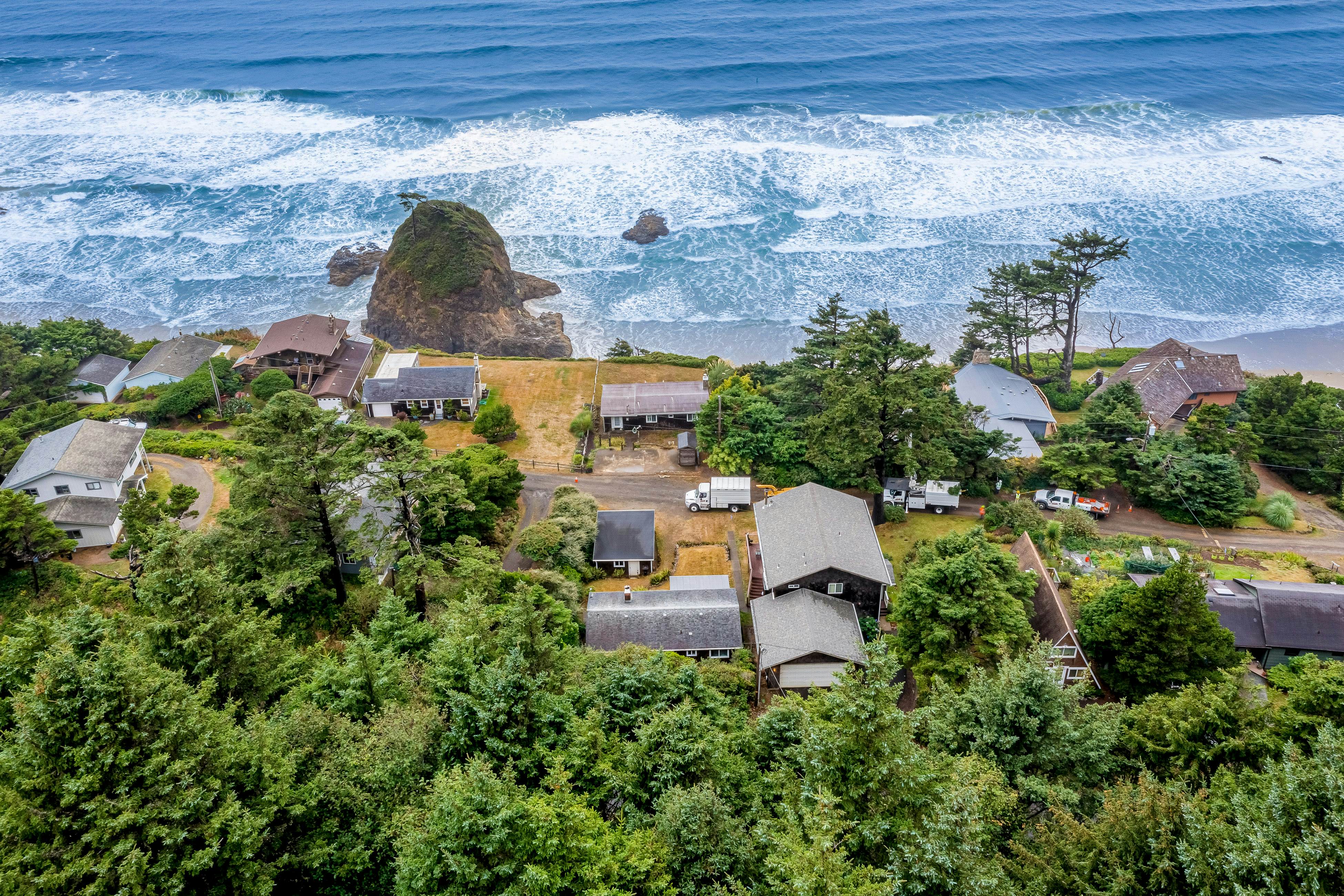 Cozy dog-friendly home with ocean views, a private hot tub and washer & dryer