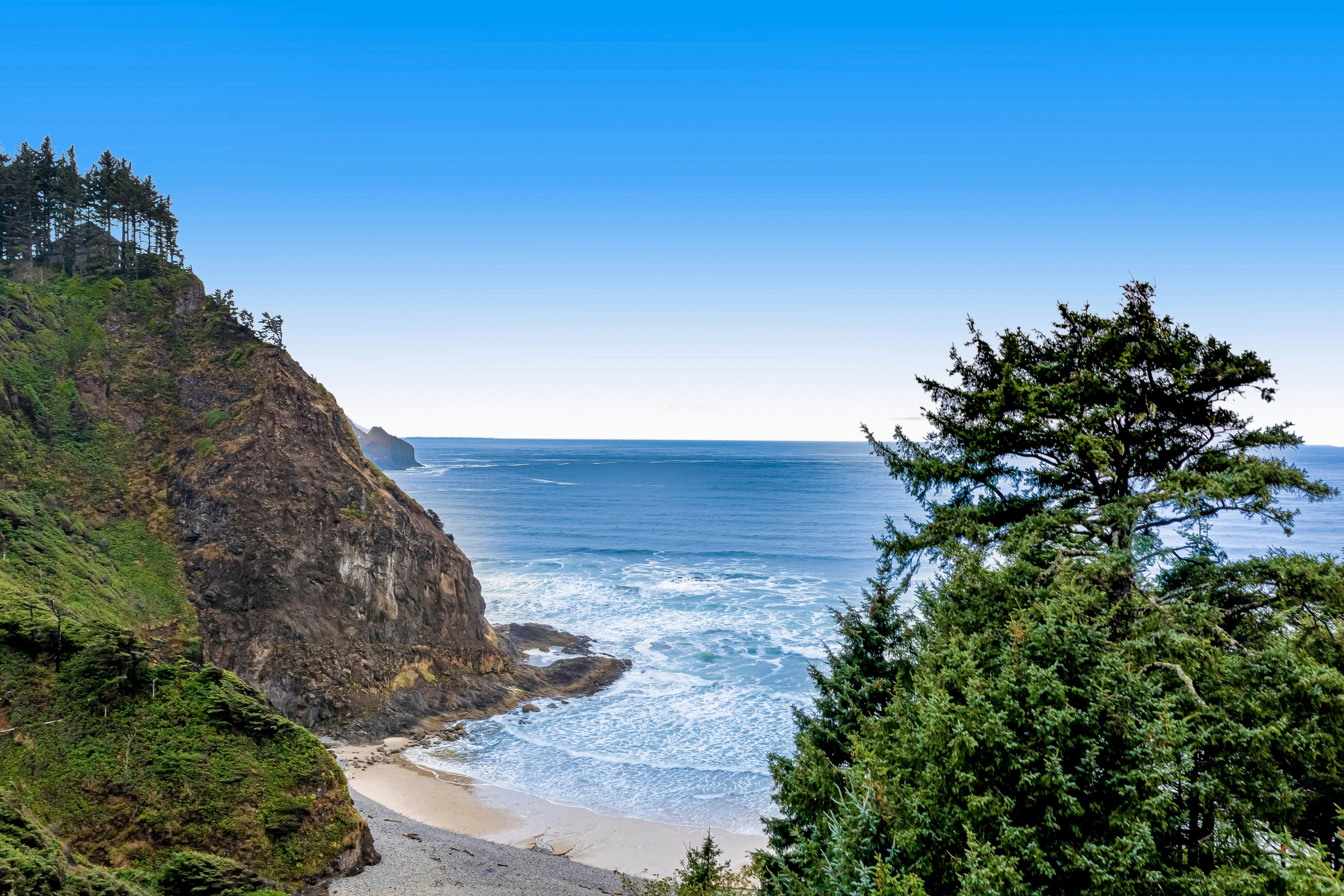 Cozy dog-friendly home with ocean views, a private hot tub and washer & dryer