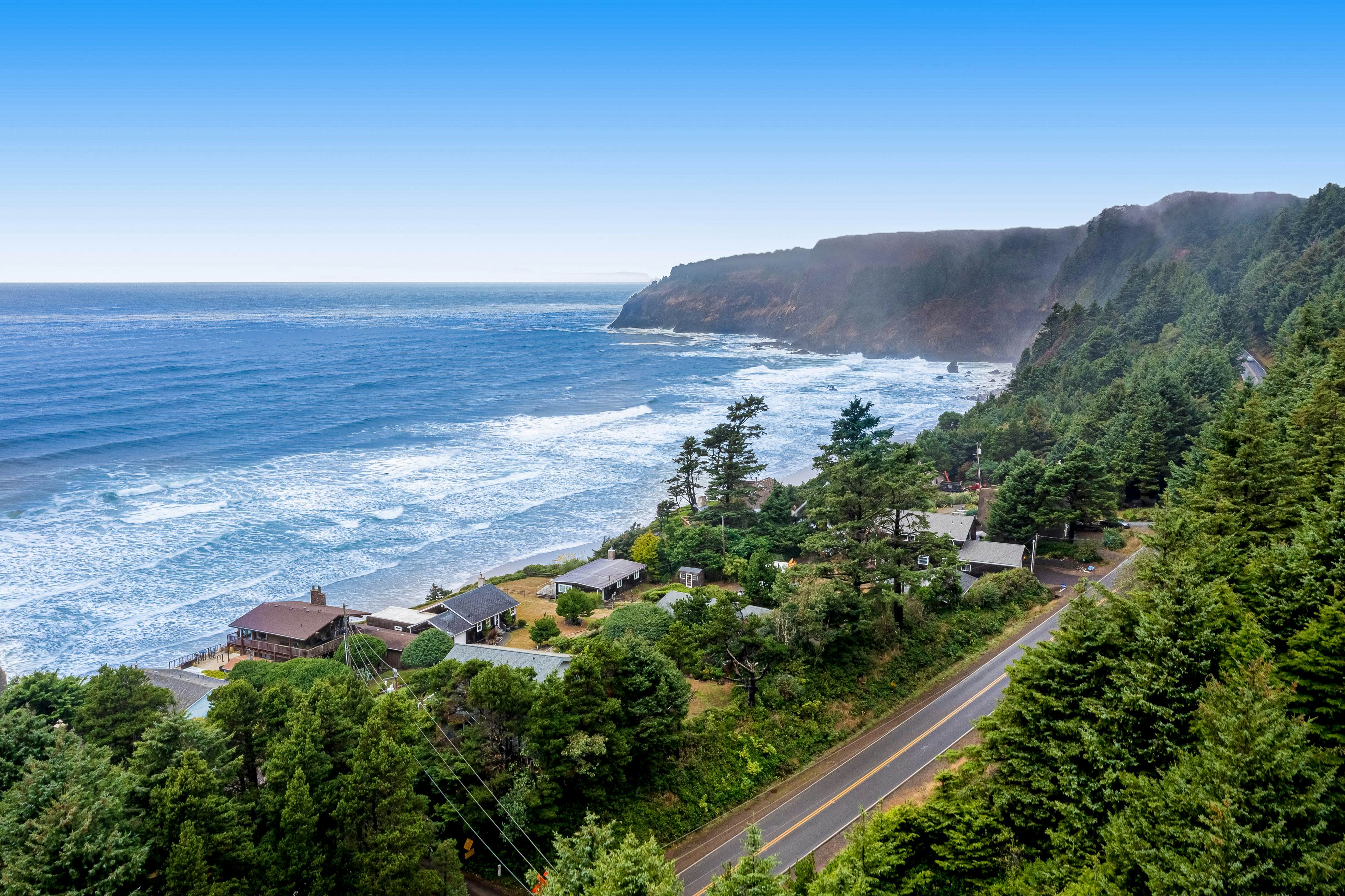 Cozy dog-friendly home with ocean views, a private hot tub and washer & dryer