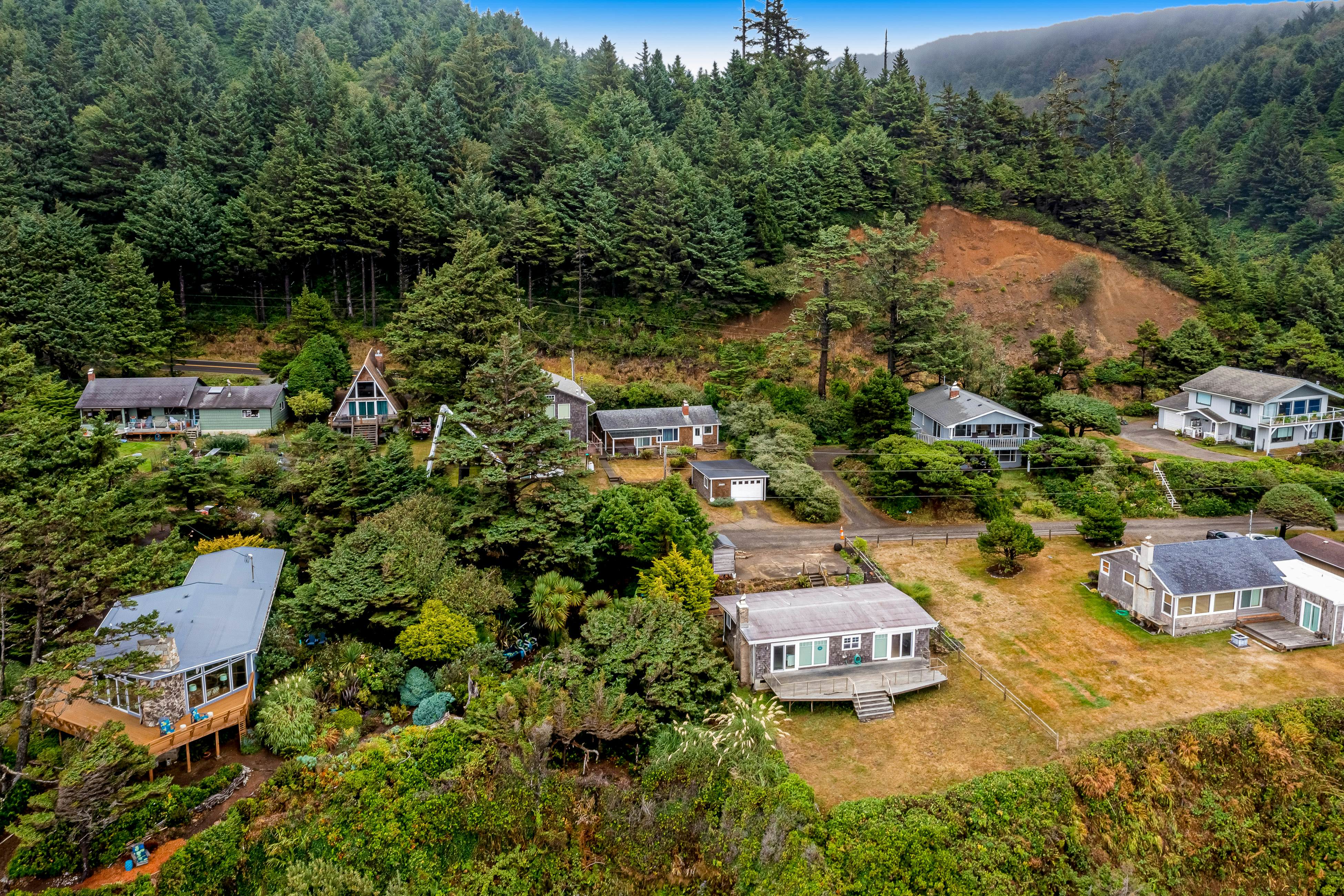 Cozy dog-friendly home with ocean views, a private hot tub and washer & dryer