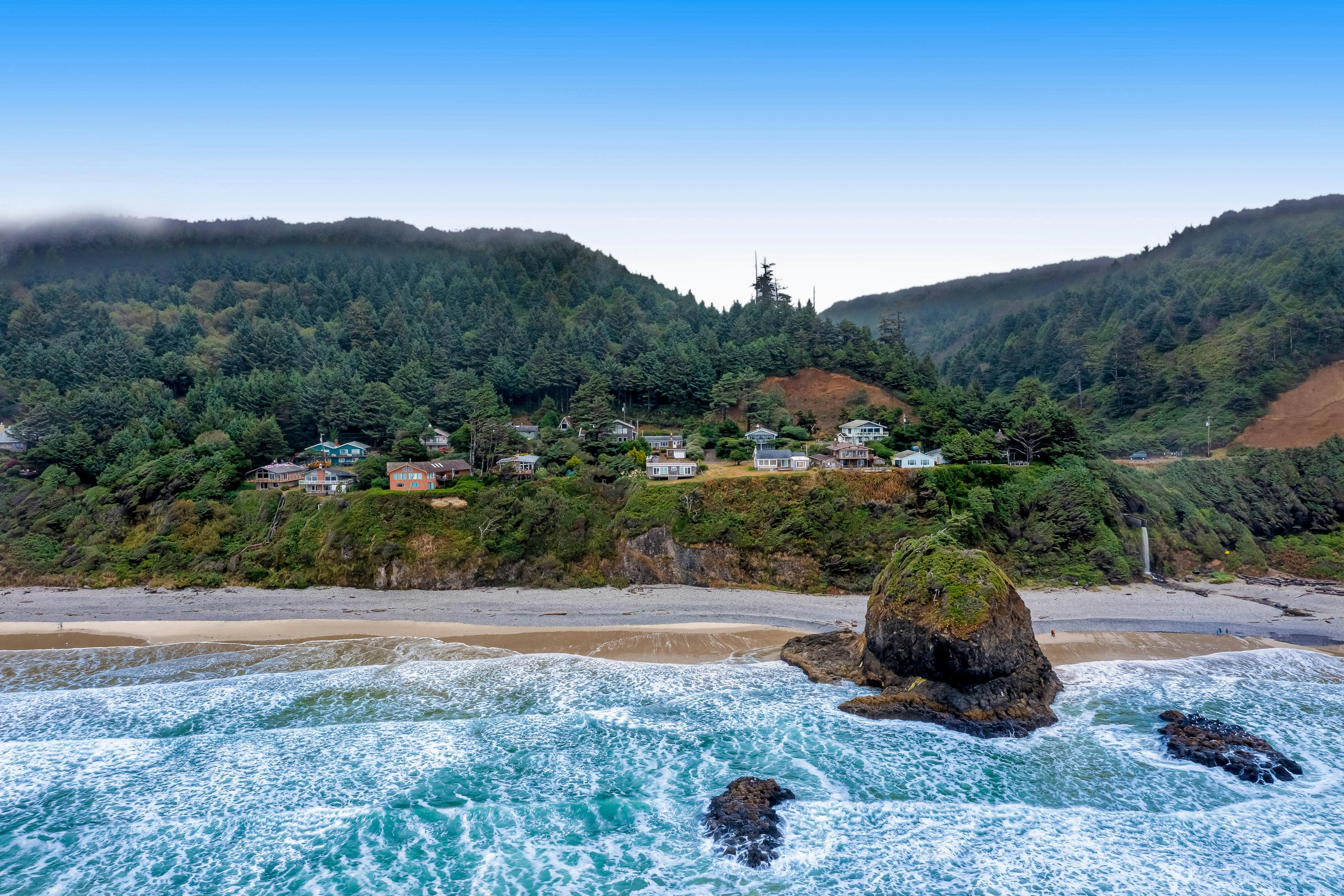 Cozy dog-friendly home with ocean views, a private hot tub and washer & dryer