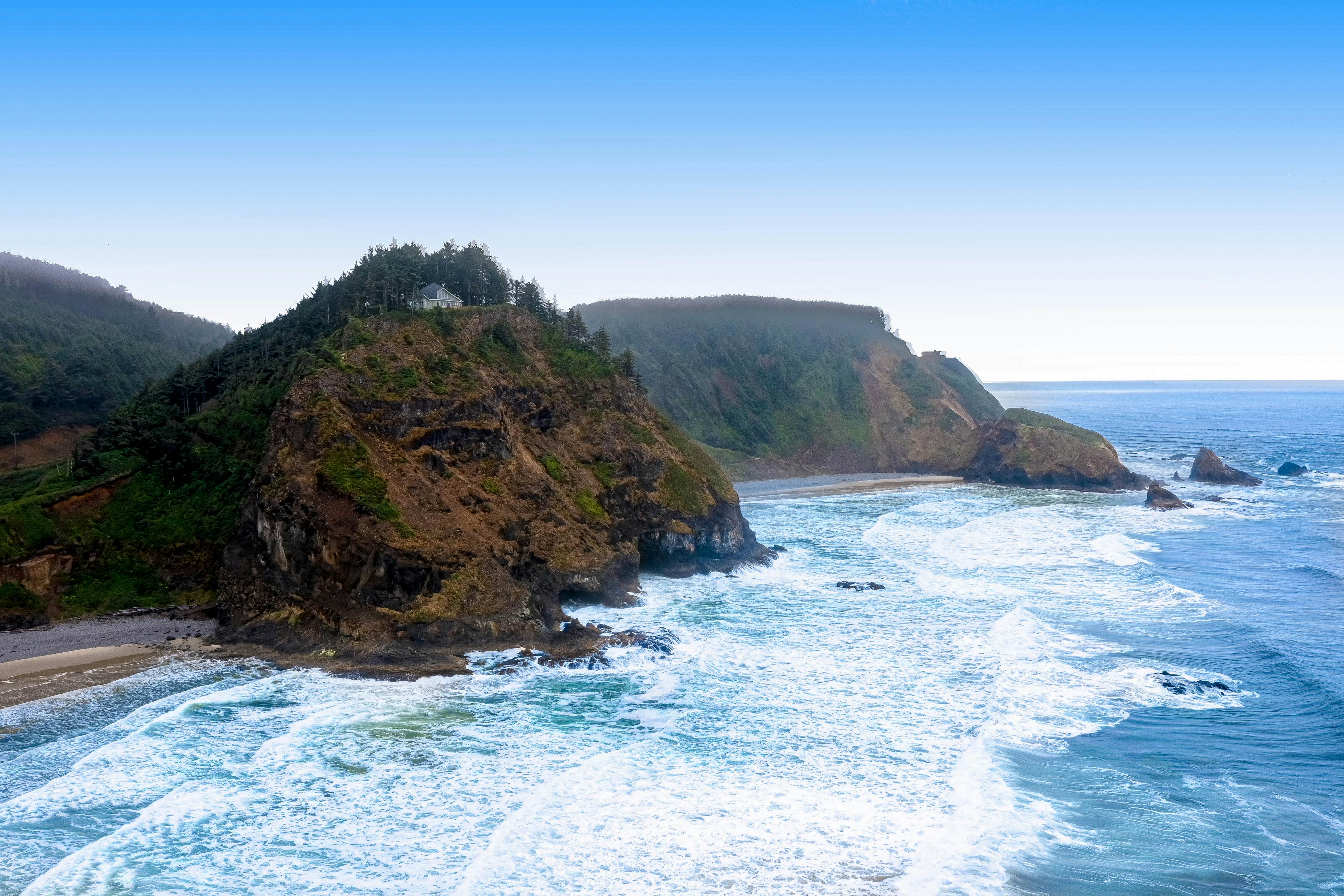 Cozy dog-friendly home with ocean views, a private hot tub and washer & dryer