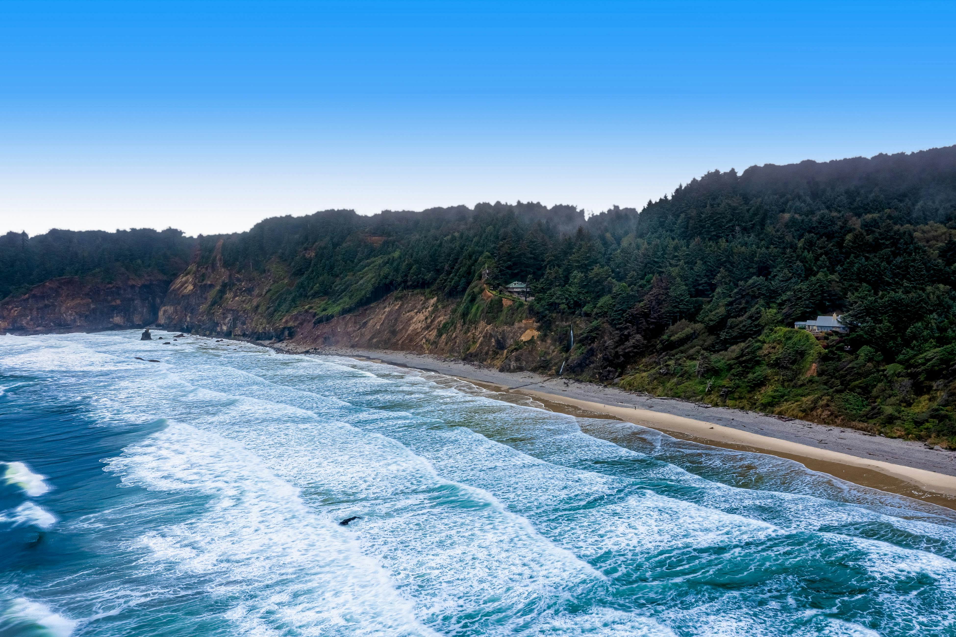 Cozy dog-friendly home with ocean views, a private hot tub and washer & dryer