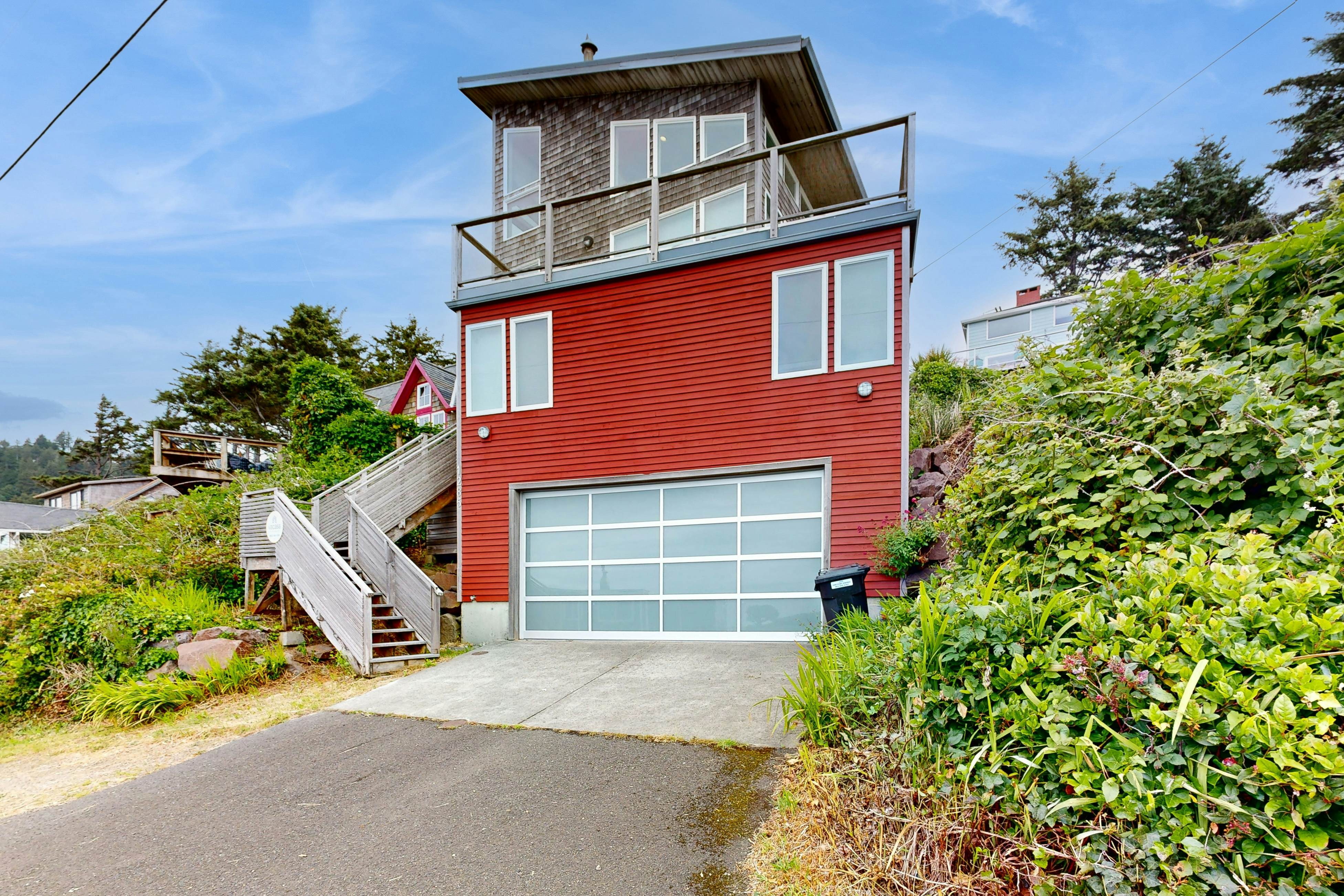 Stunning & Modern Oceanview Home - 1.5 Blocks from the Beach