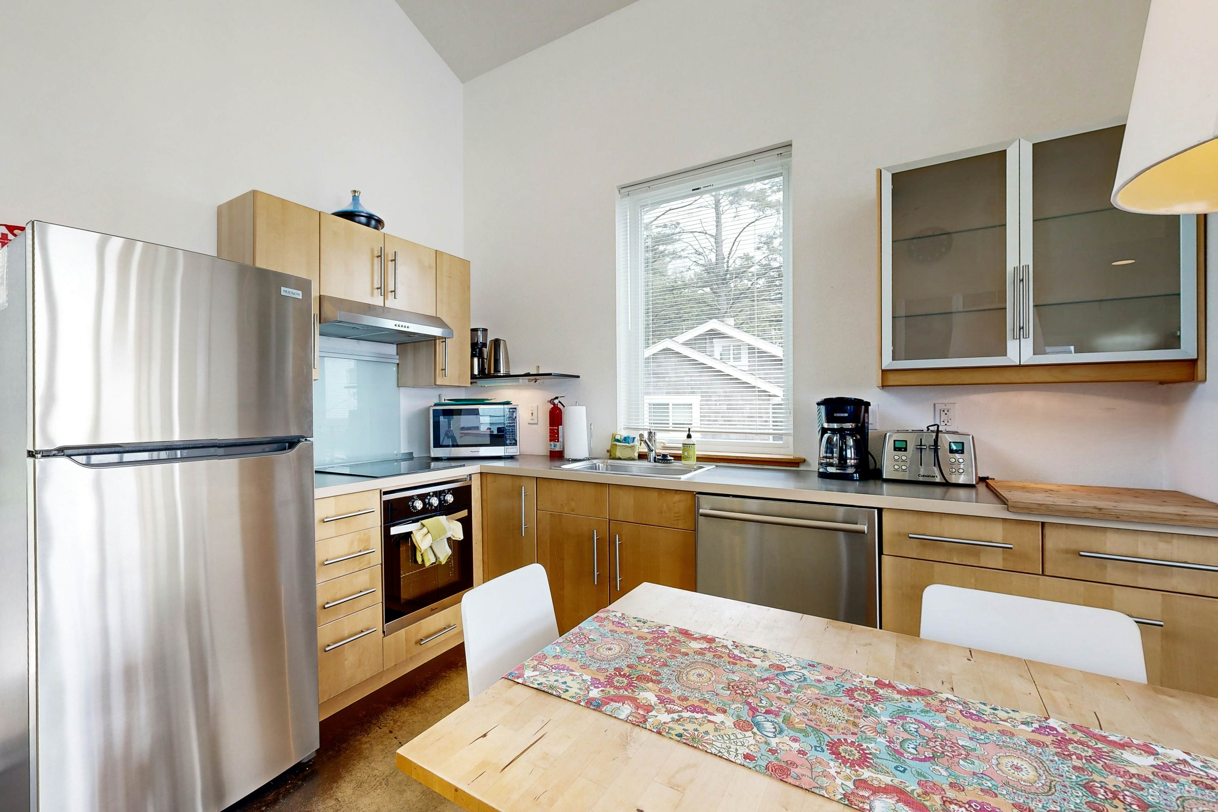 Stunning & Modern Oceanview Home - 1.5 Blocks from the Beach