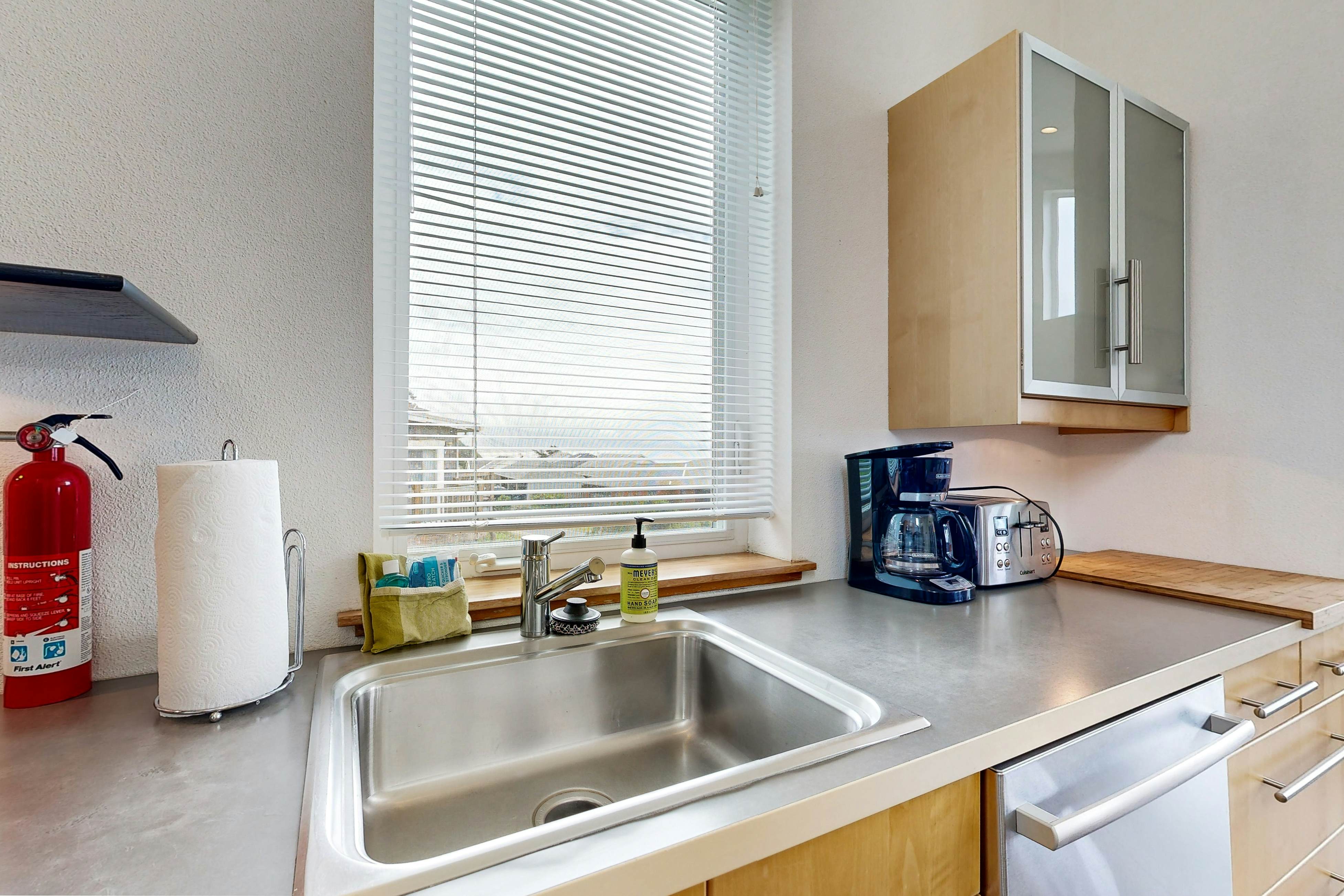 Stunning & Modern Oceanview Home - 1.5 Blocks from the Beach