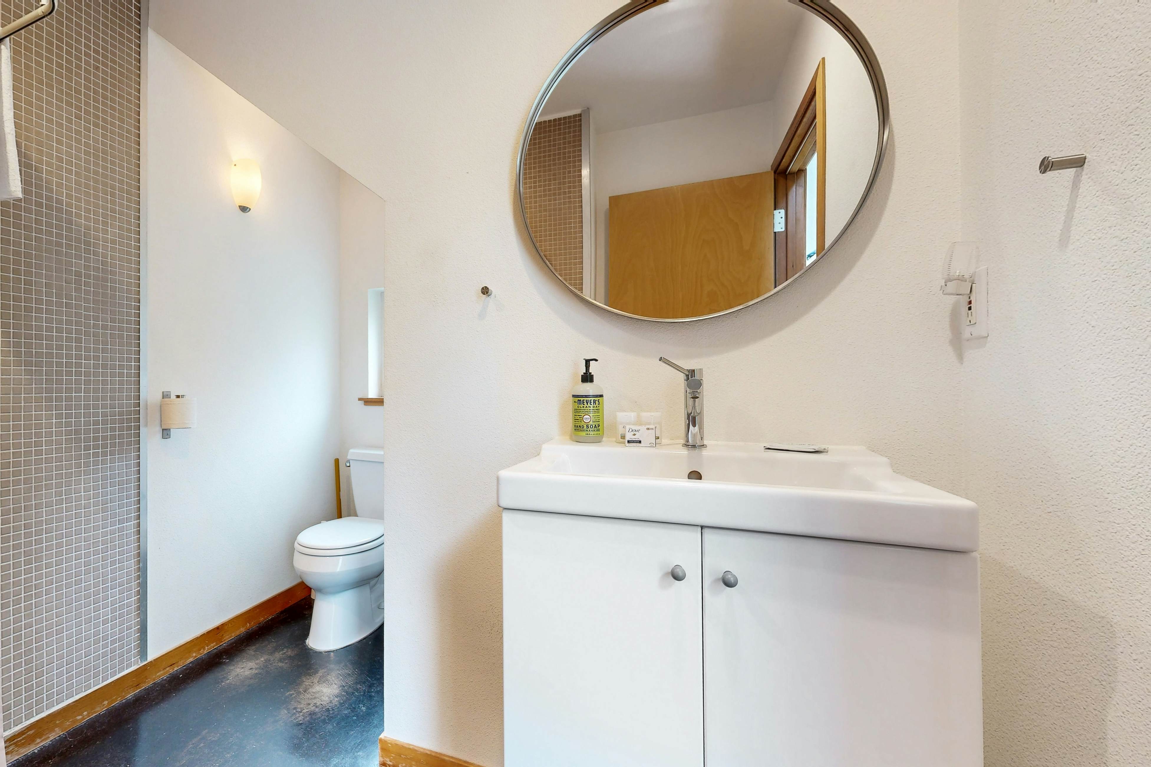 Stunning & Modern Oceanview Home - 1.5 Blocks from the Beach