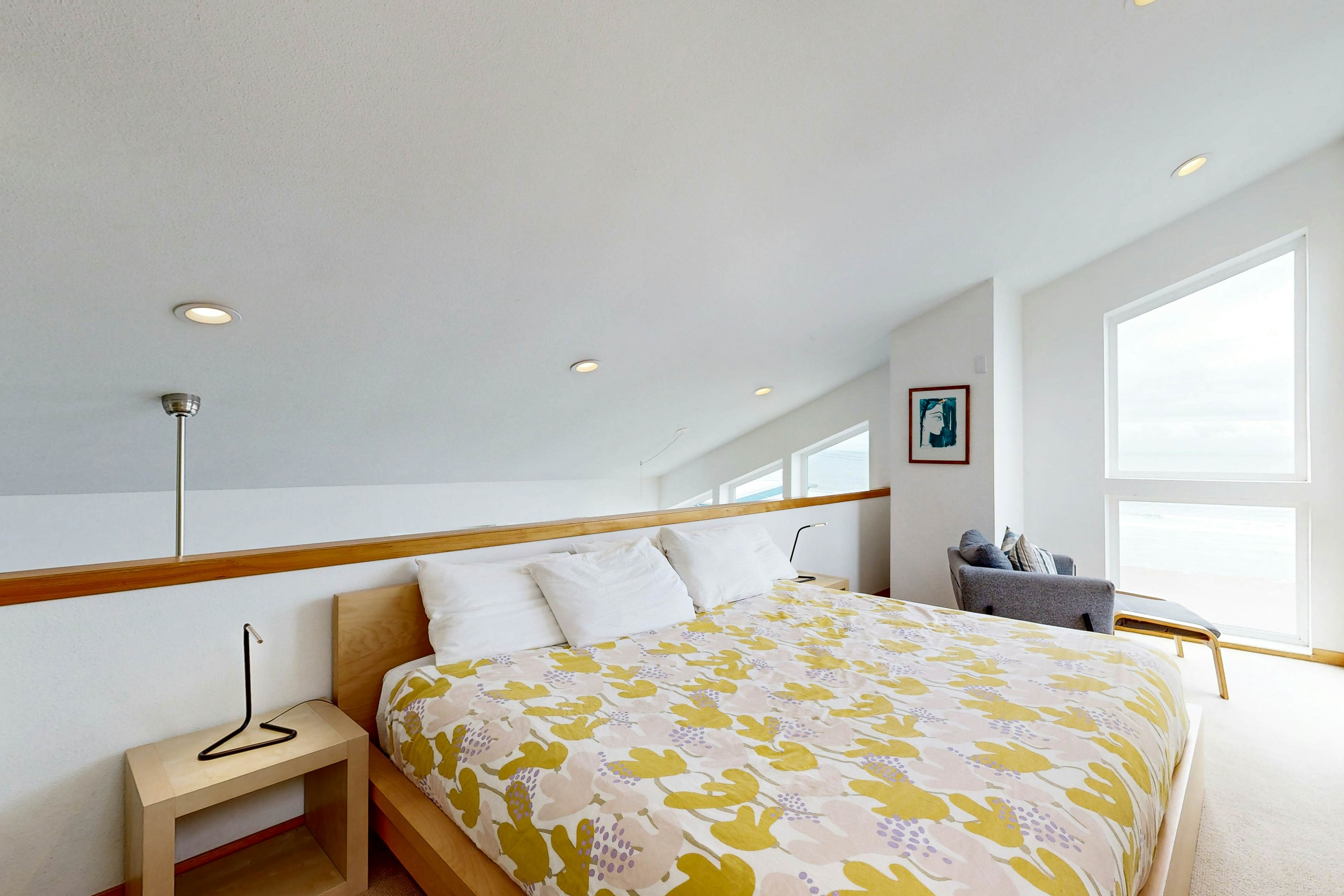 Stunning & Modern Oceanview Home - 1.5 Blocks from the Beach