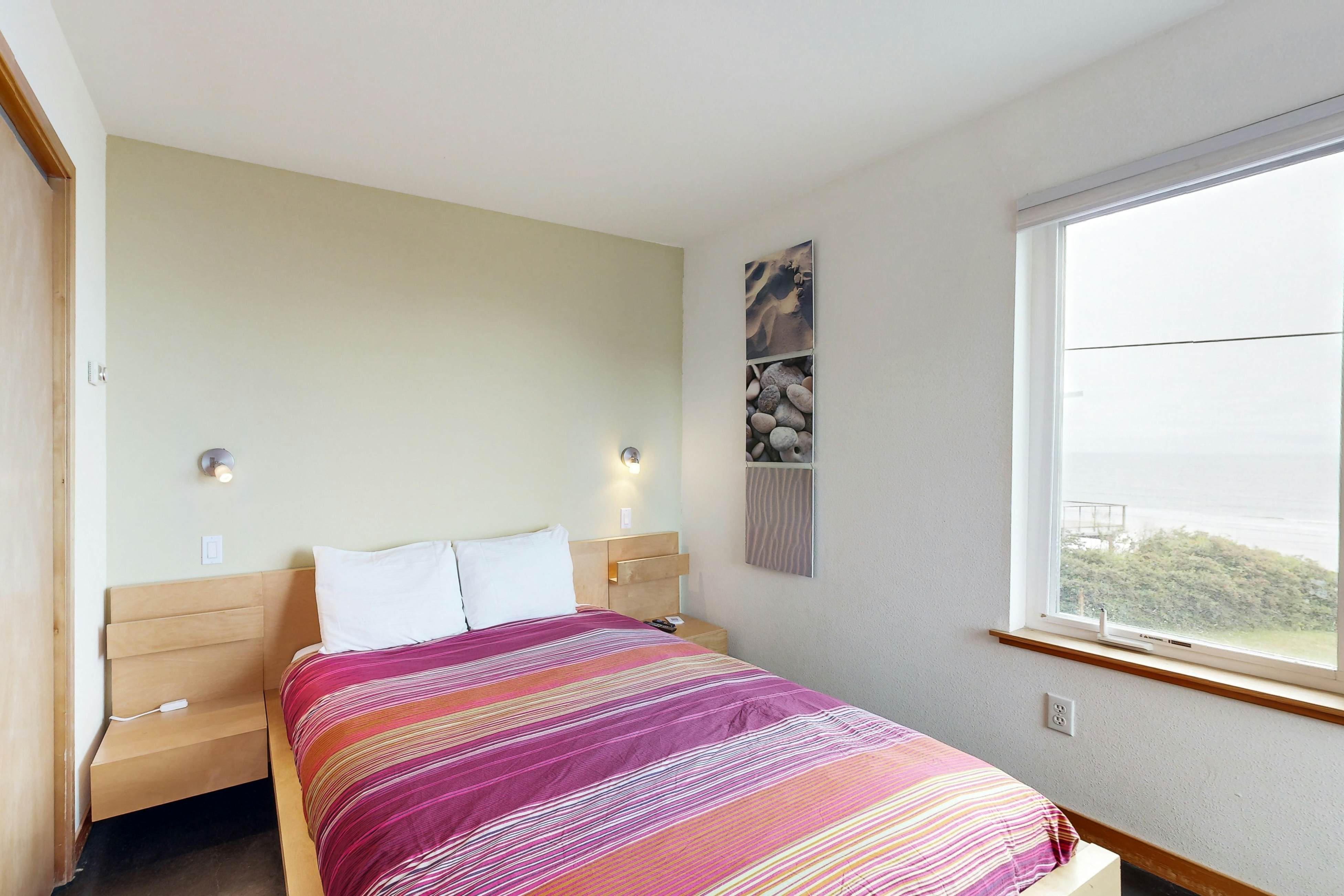 Stunning & Modern Oceanview Home - 1.5 Blocks from the Beach