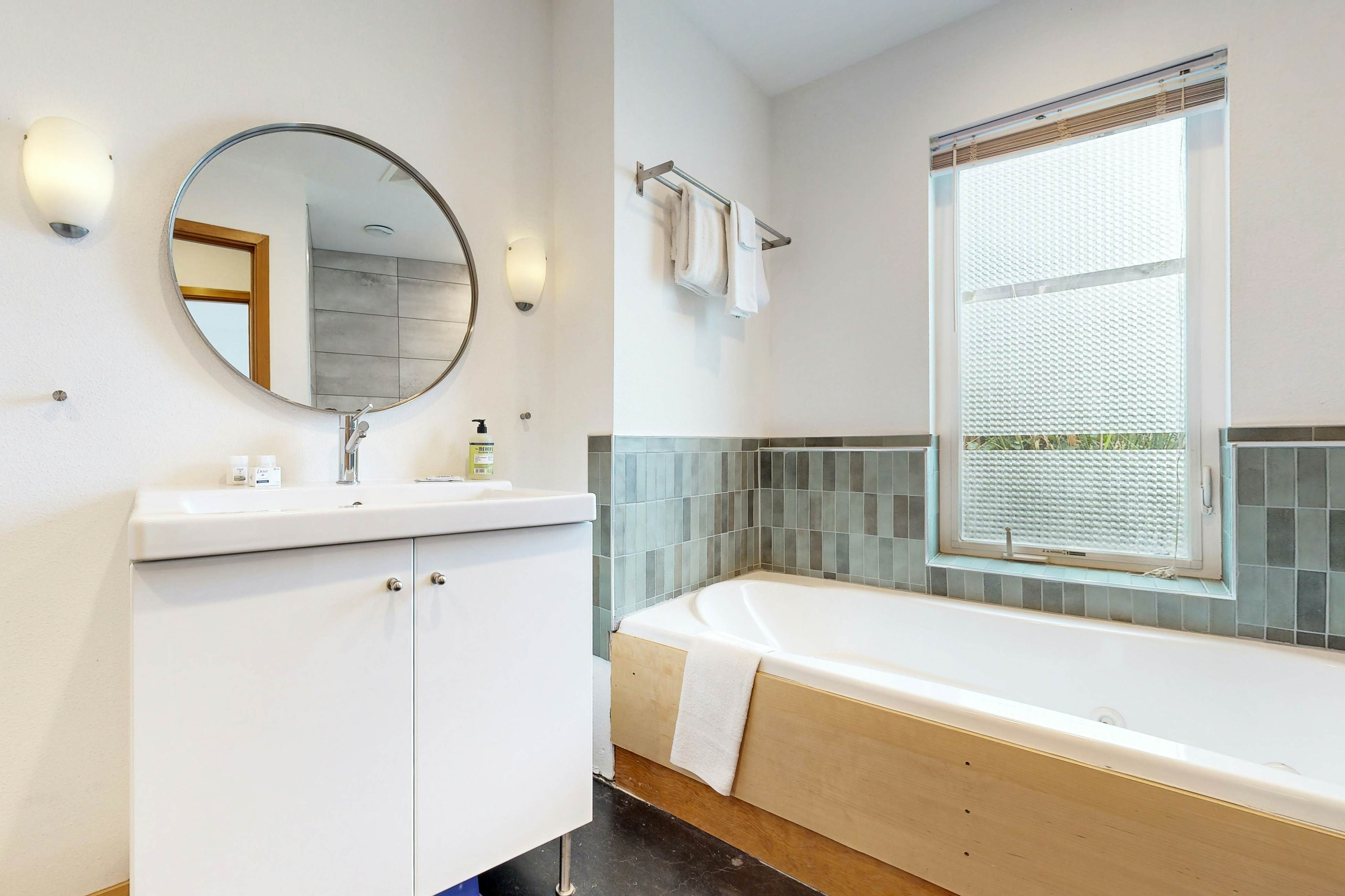 Stunning & Modern Oceanview Home - 1.5 Blocks from the Beach