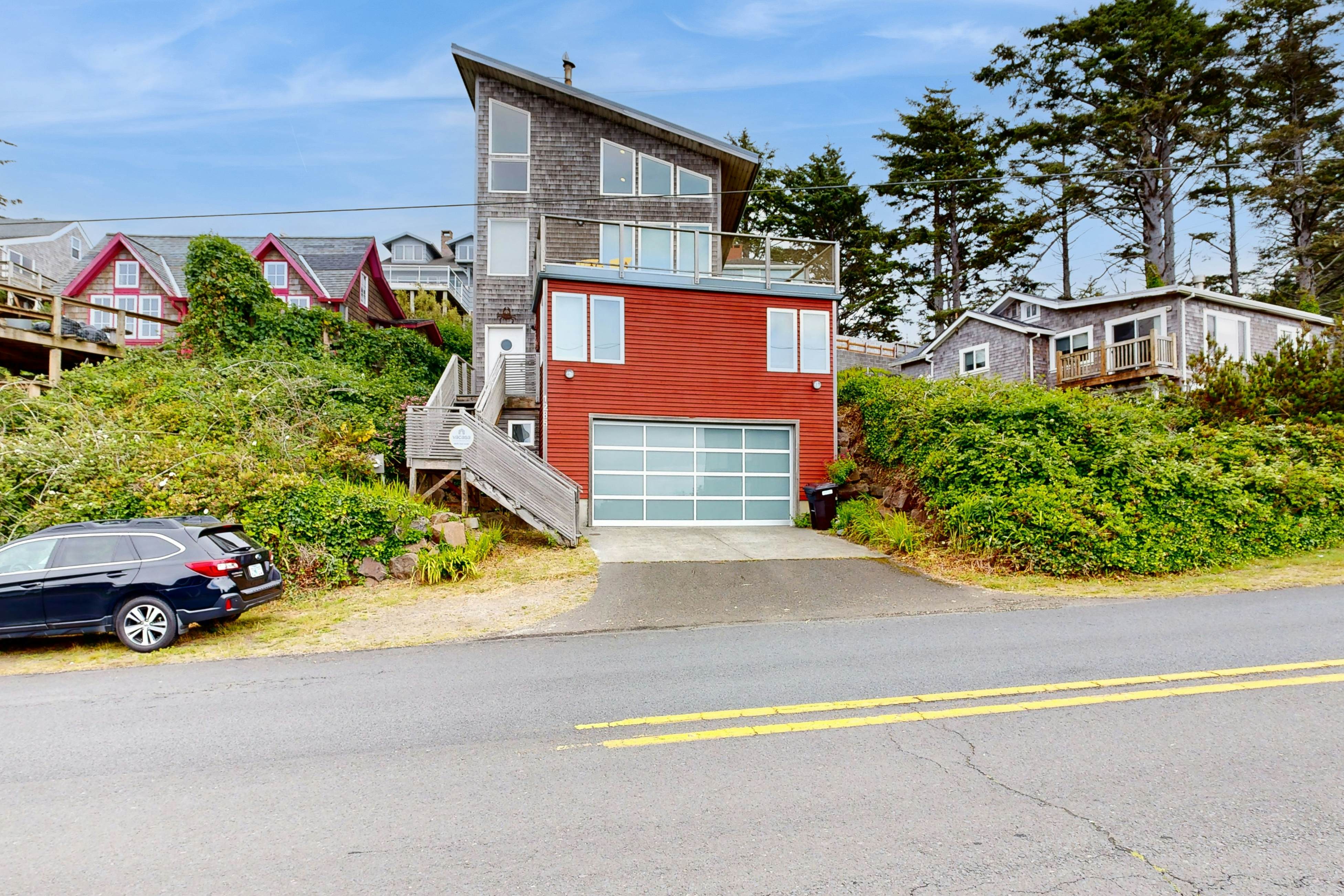 Stunning & Modern Oceanview Home - 1.5 Blocks from the Beach