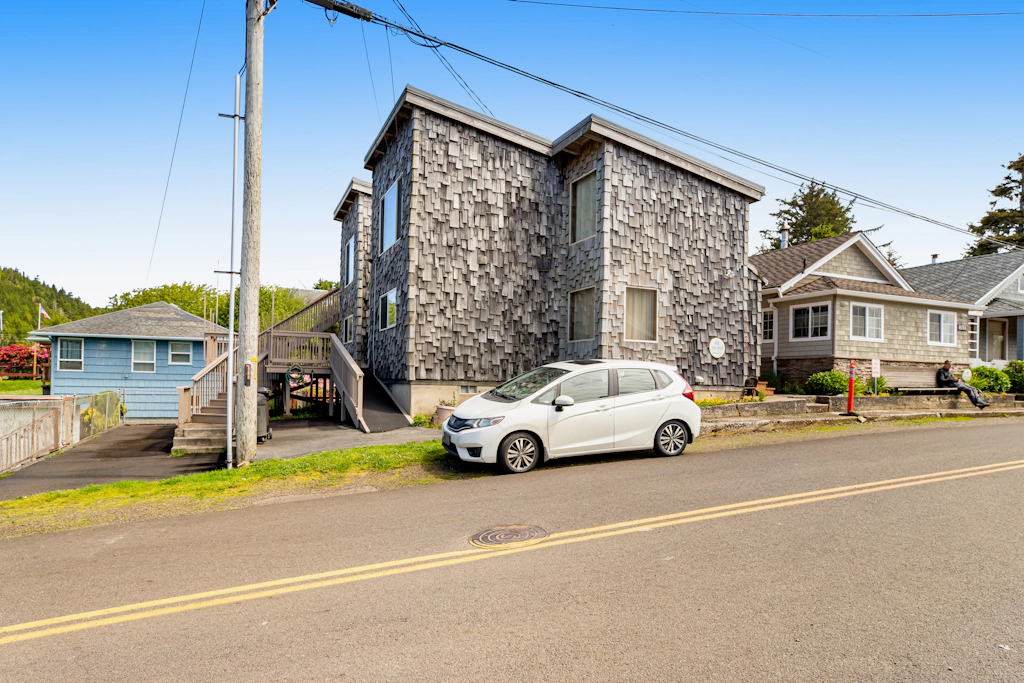 Dog friendly home with water views washer dryer and fireplace close to beaches