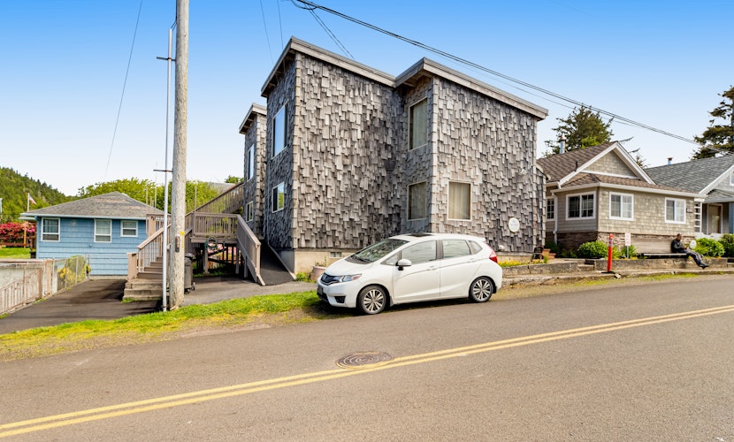 Dog friendly home with water views washer dryer and fireplace close to beaches