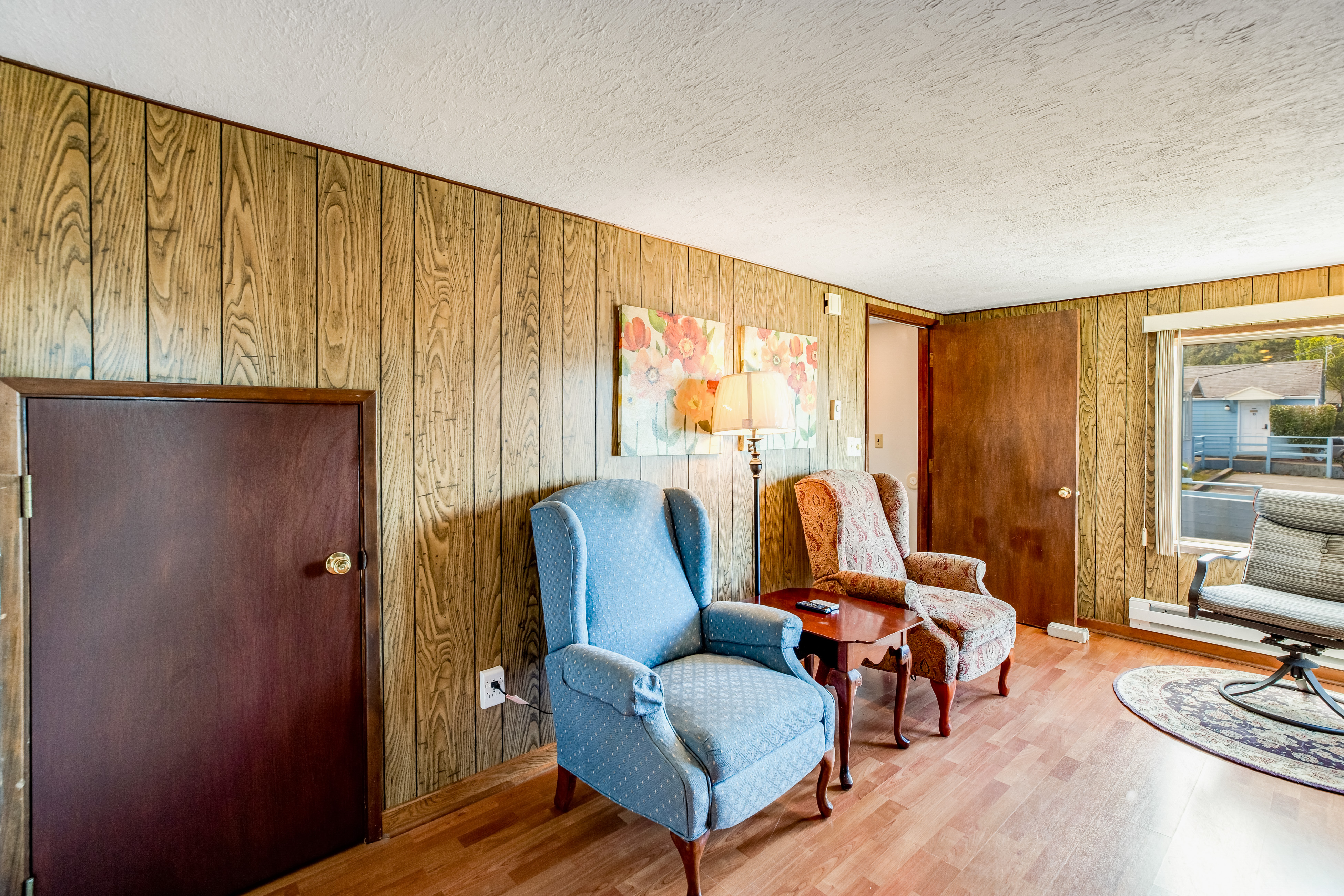 Dog friendly home with water views washer dryer and fireplace close to beaches