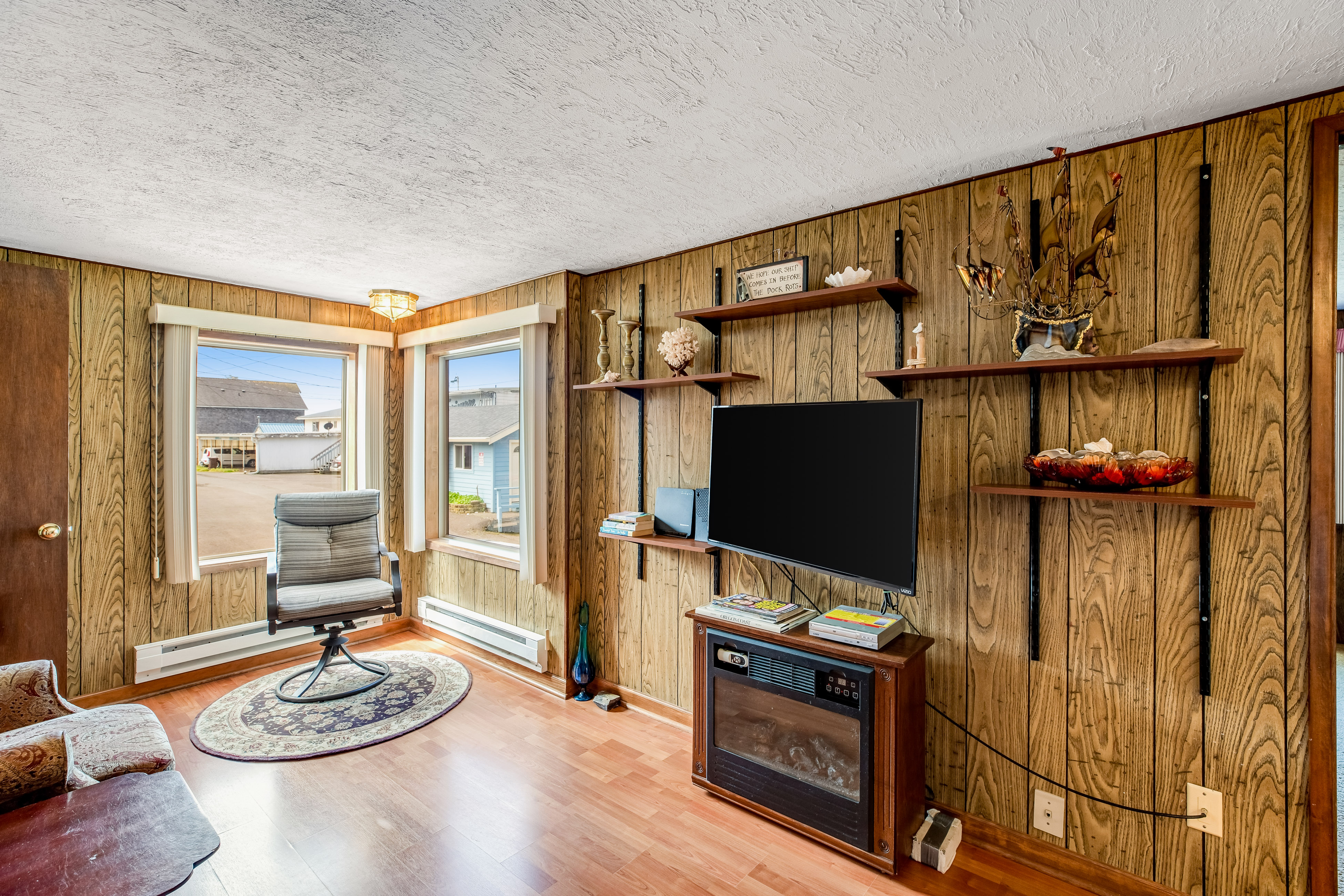 Dog friendly home with water views washer dryer and fireplace close to beaches