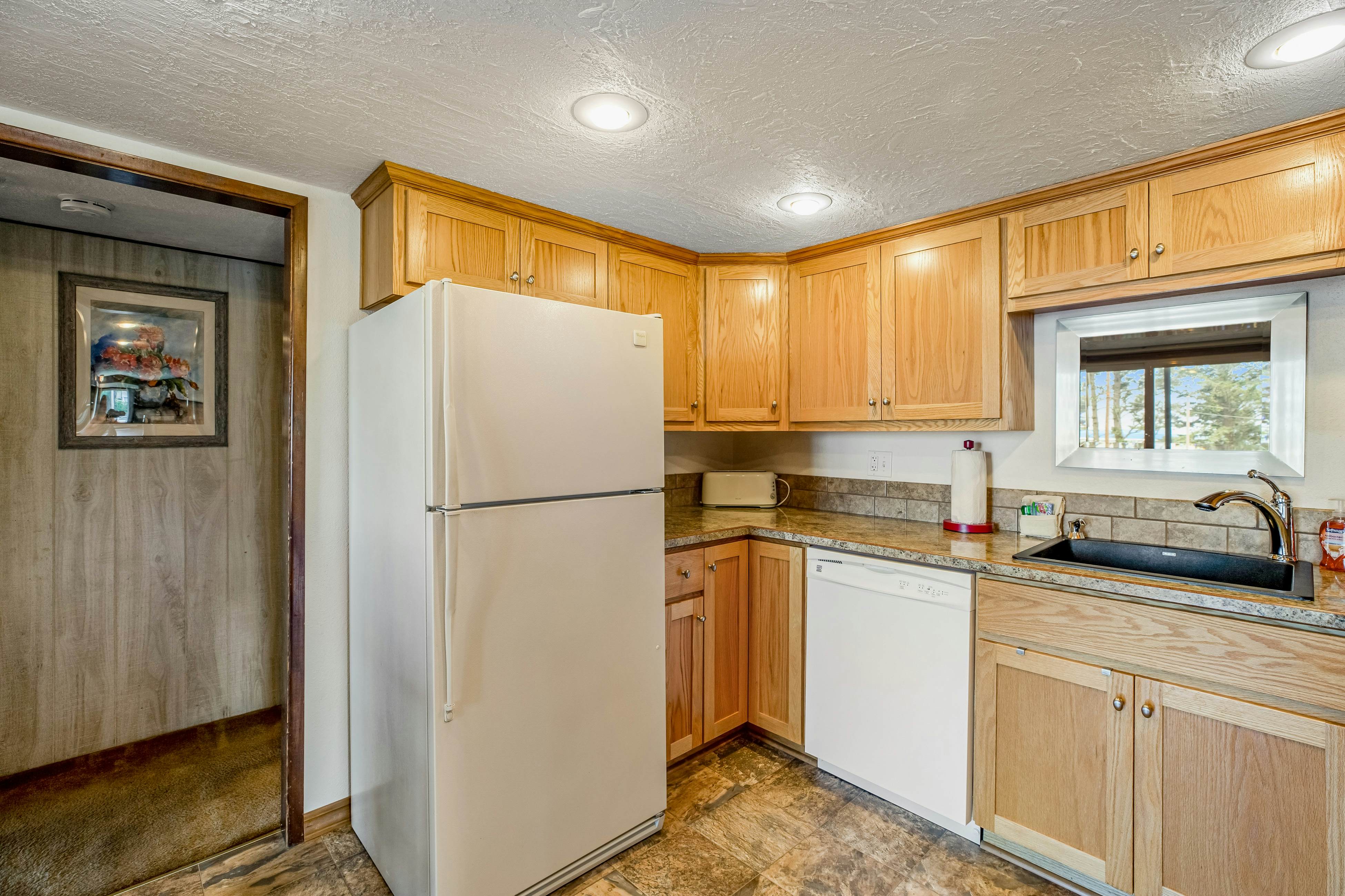 Dog-friendly home with water views, washer/dryer & fireplace - close to beaches