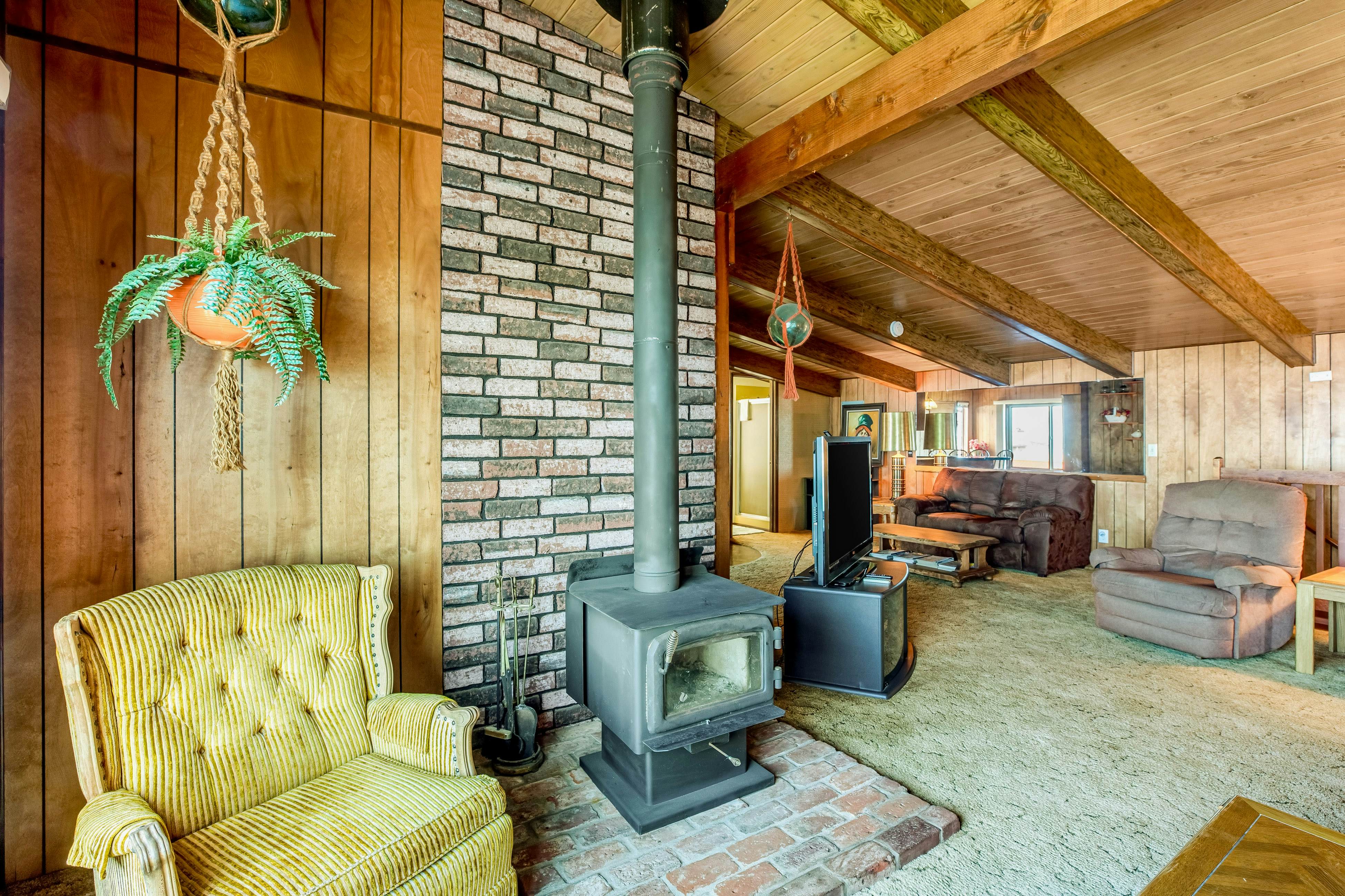 Dog-friendly home with water views, washer/dryer & fireplace - close to beaches