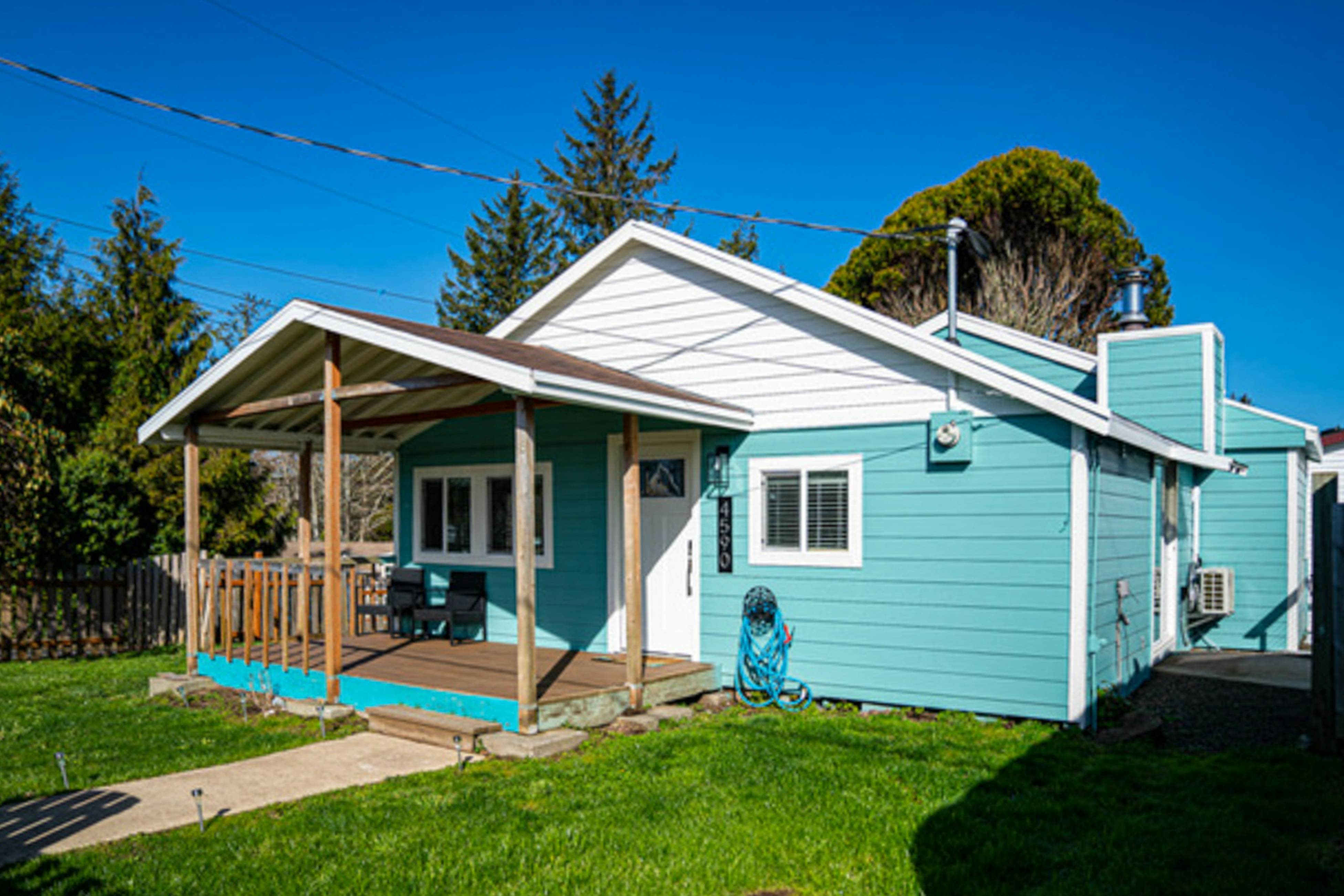 Renovated, dog-friendly cottage with a covered porch, deck, yard, & washer/dryer