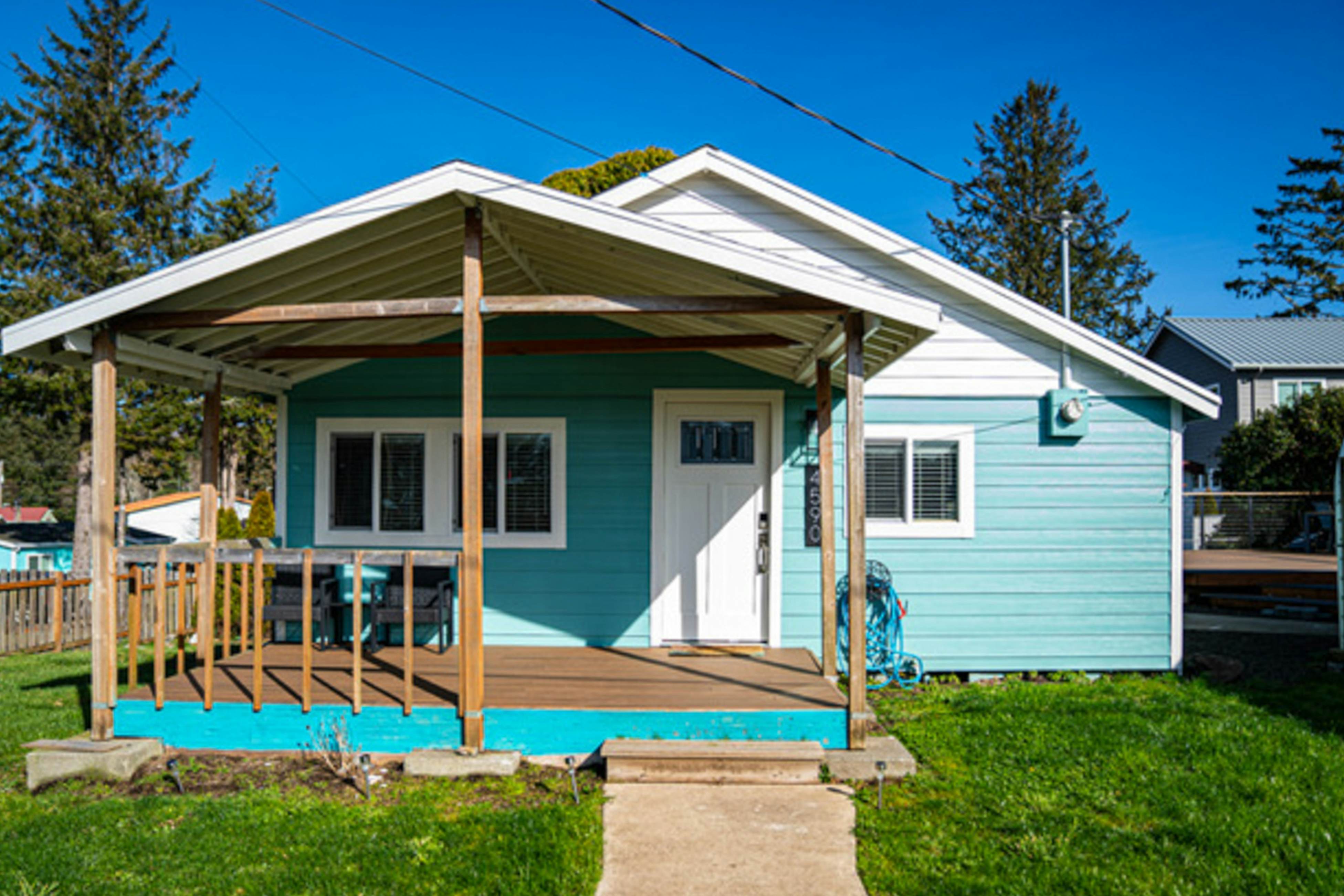 Renovated, dog-friendly cottage with a covered porch, deck, yard, & washer/dryer