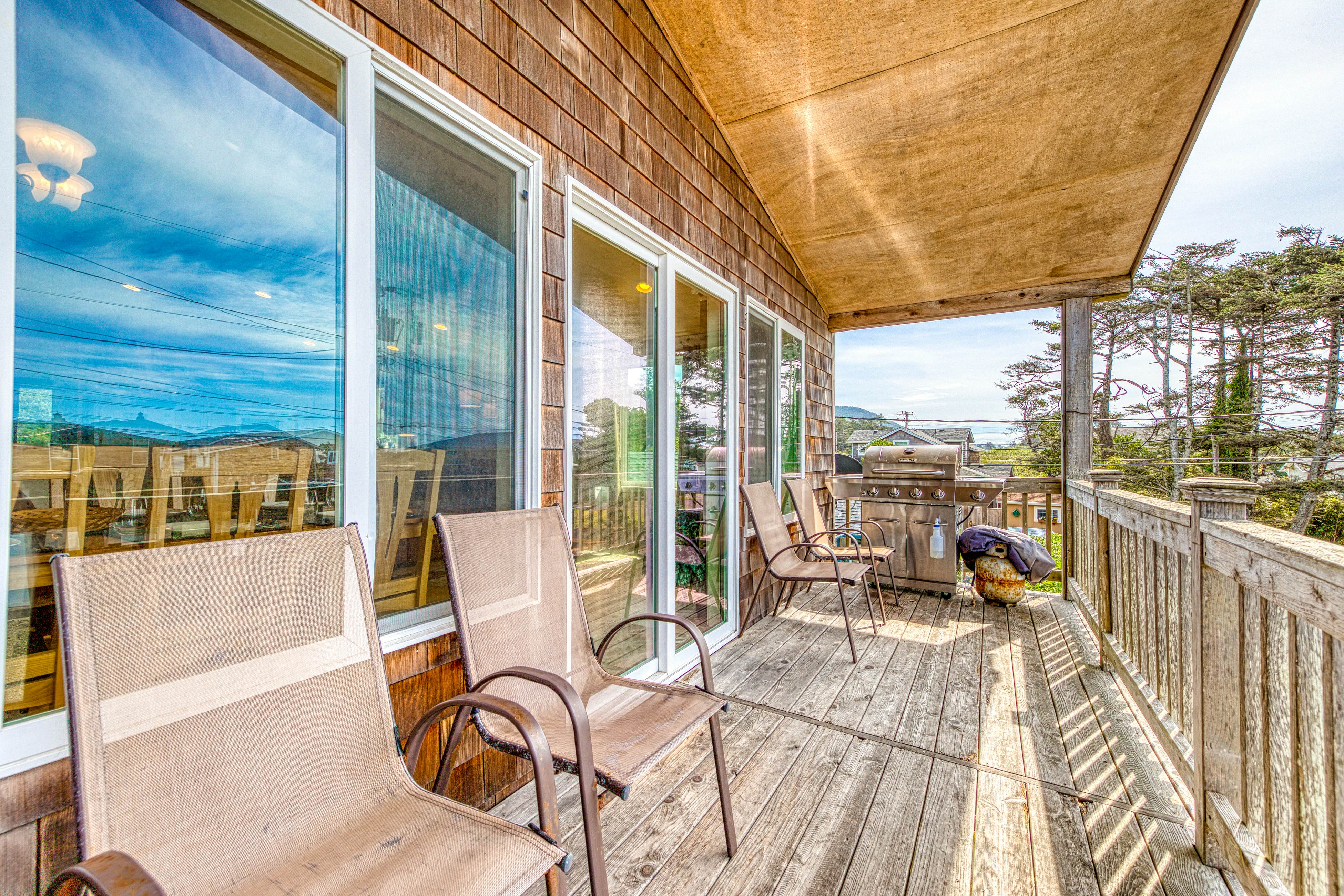 Ocean Views and Modern Interior Close to Rockaway Beach Dogs OK