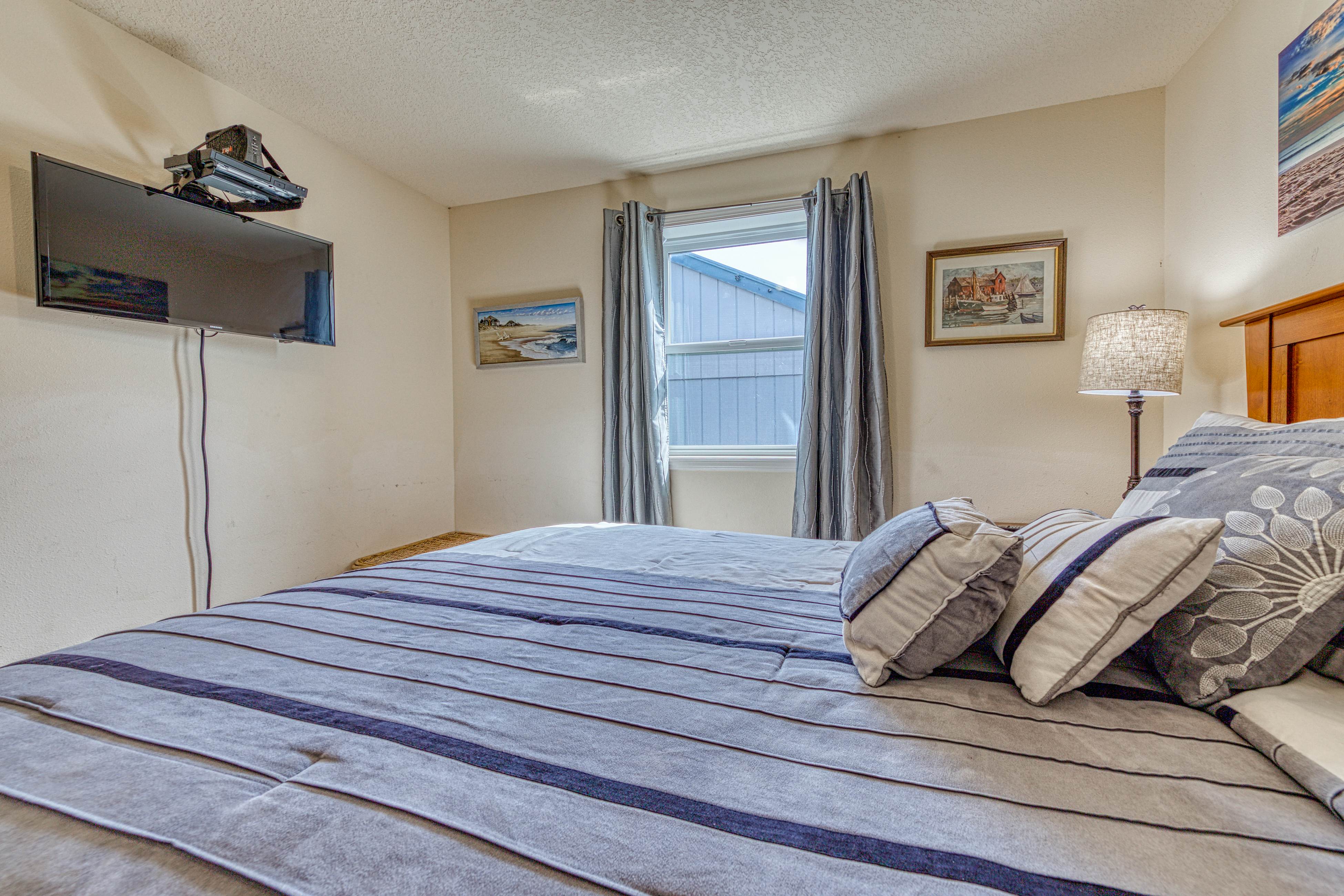 Ocean Views and Modern Interior Close to Rockaway Beach Dogs OK