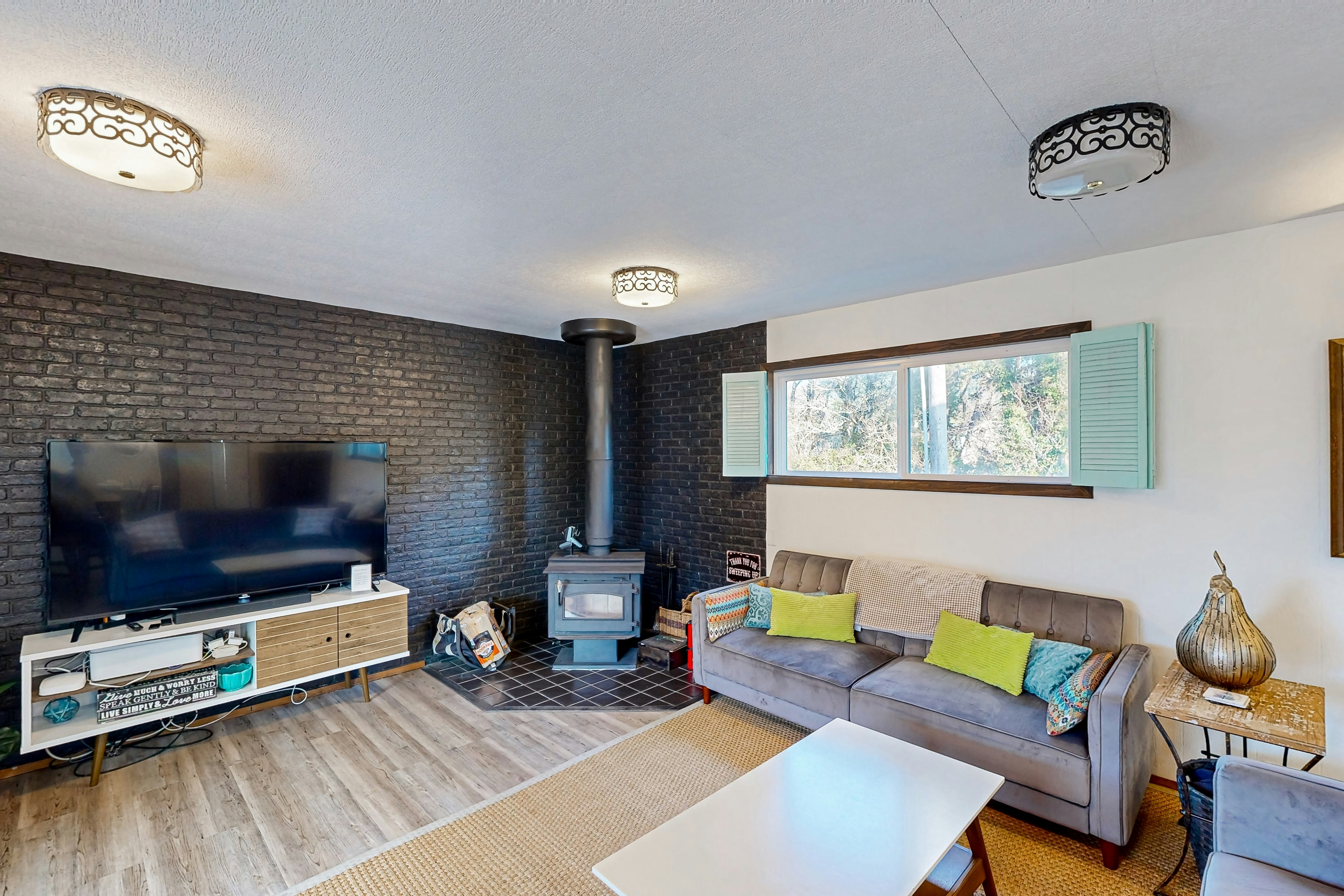 Coastal Paradise Awaits: Spacious Retreat with Firepit & Entertainment