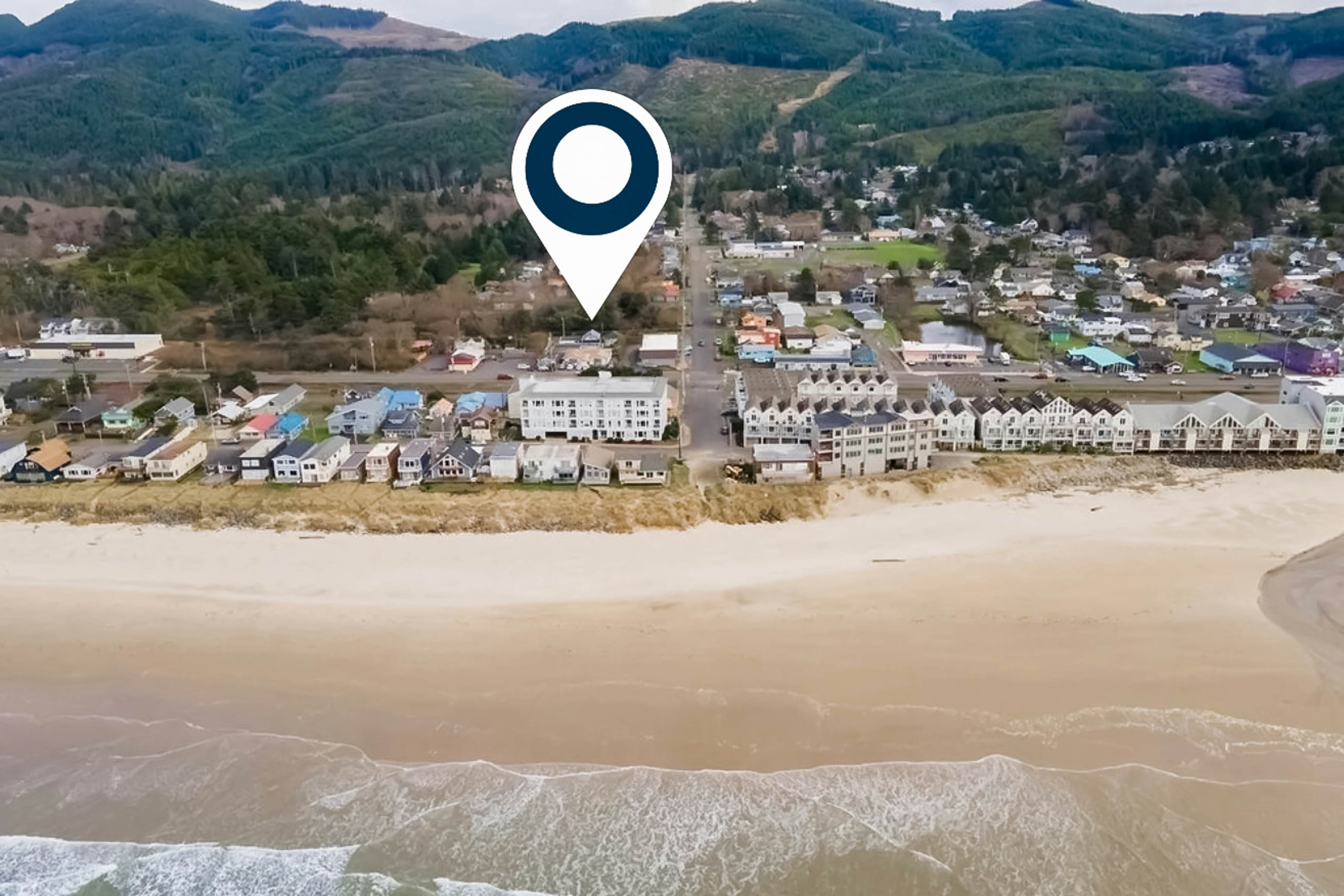 Coastal Paradise Awaits: Spacious Retreat with Firepit & Entertainment