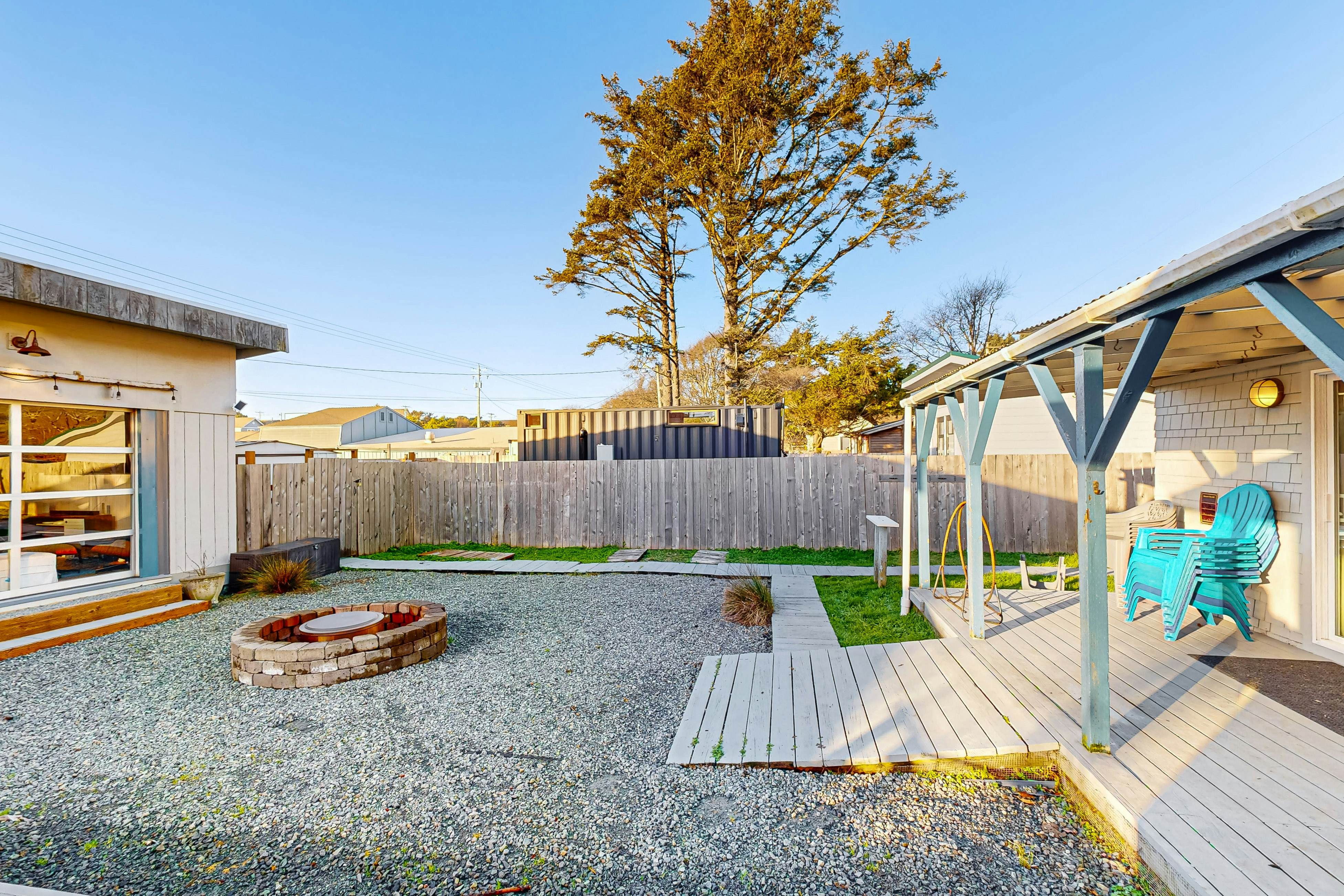 Coastal Paradise Awaits: Spacious Retreat with Firepit & Entertainment