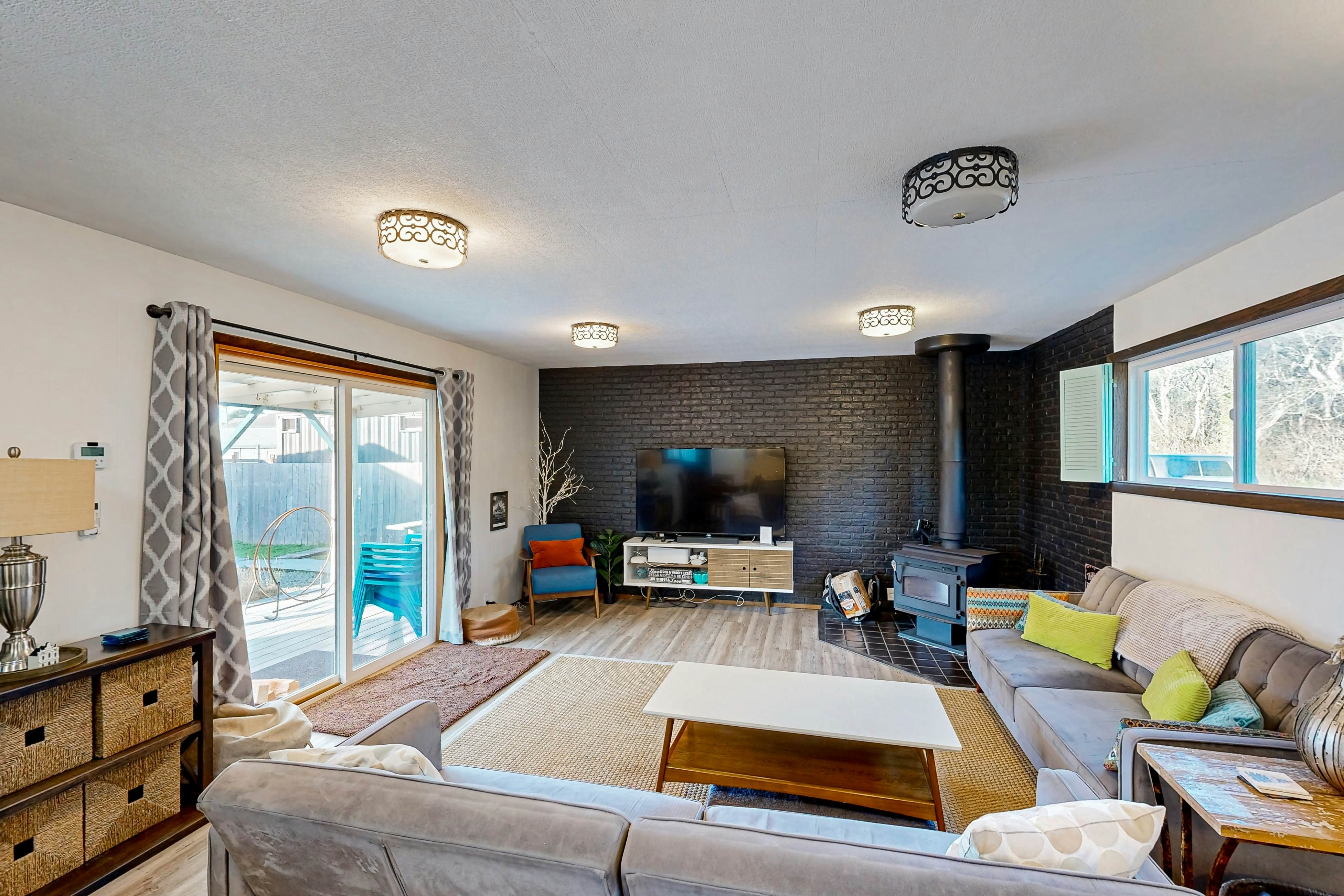 Coastal Paradise Awaits: Spacious Retreat with Firepit & Entertainment