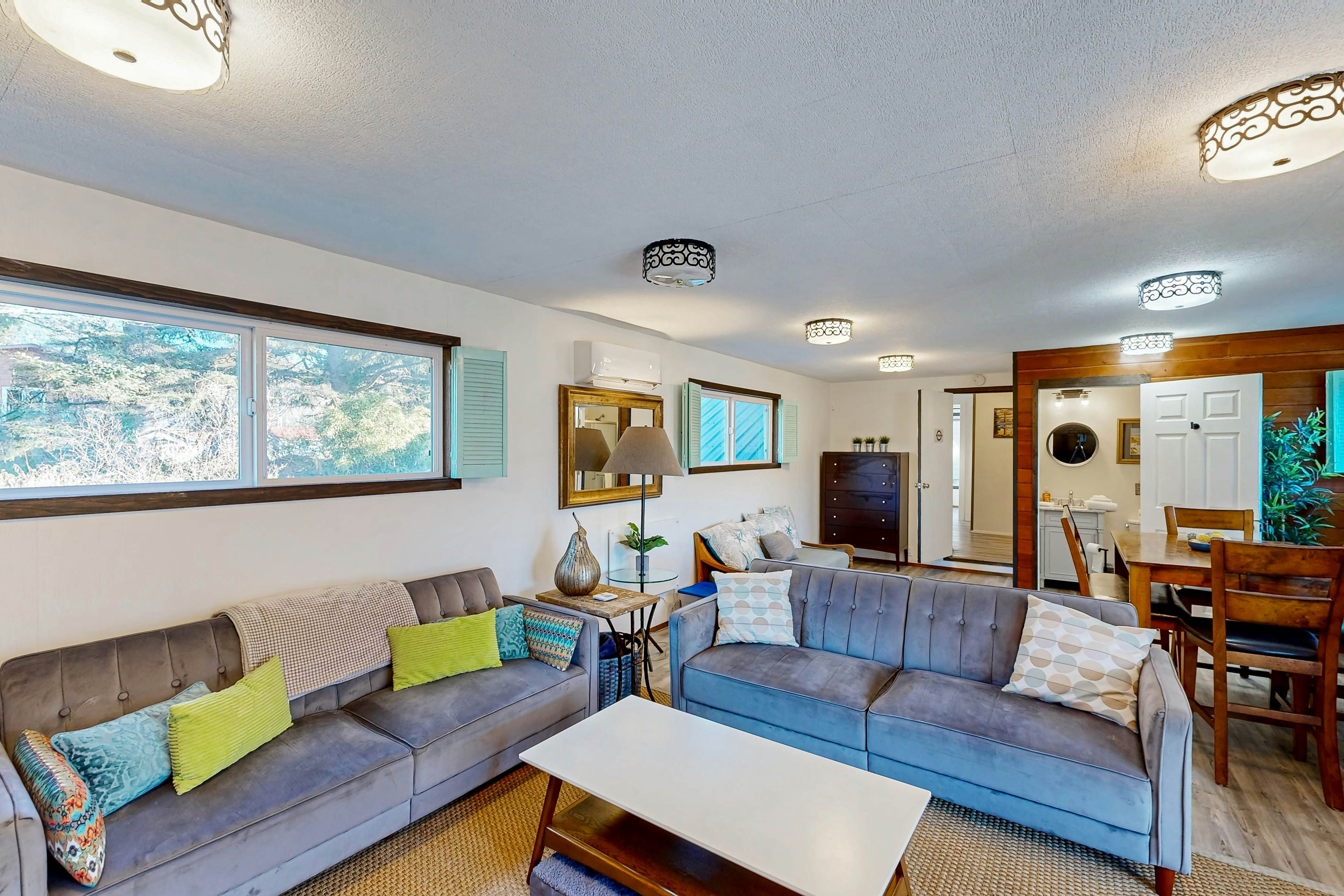 Coastal Paradise Awaits: Spacious Retreat with Firepit & Entertainment