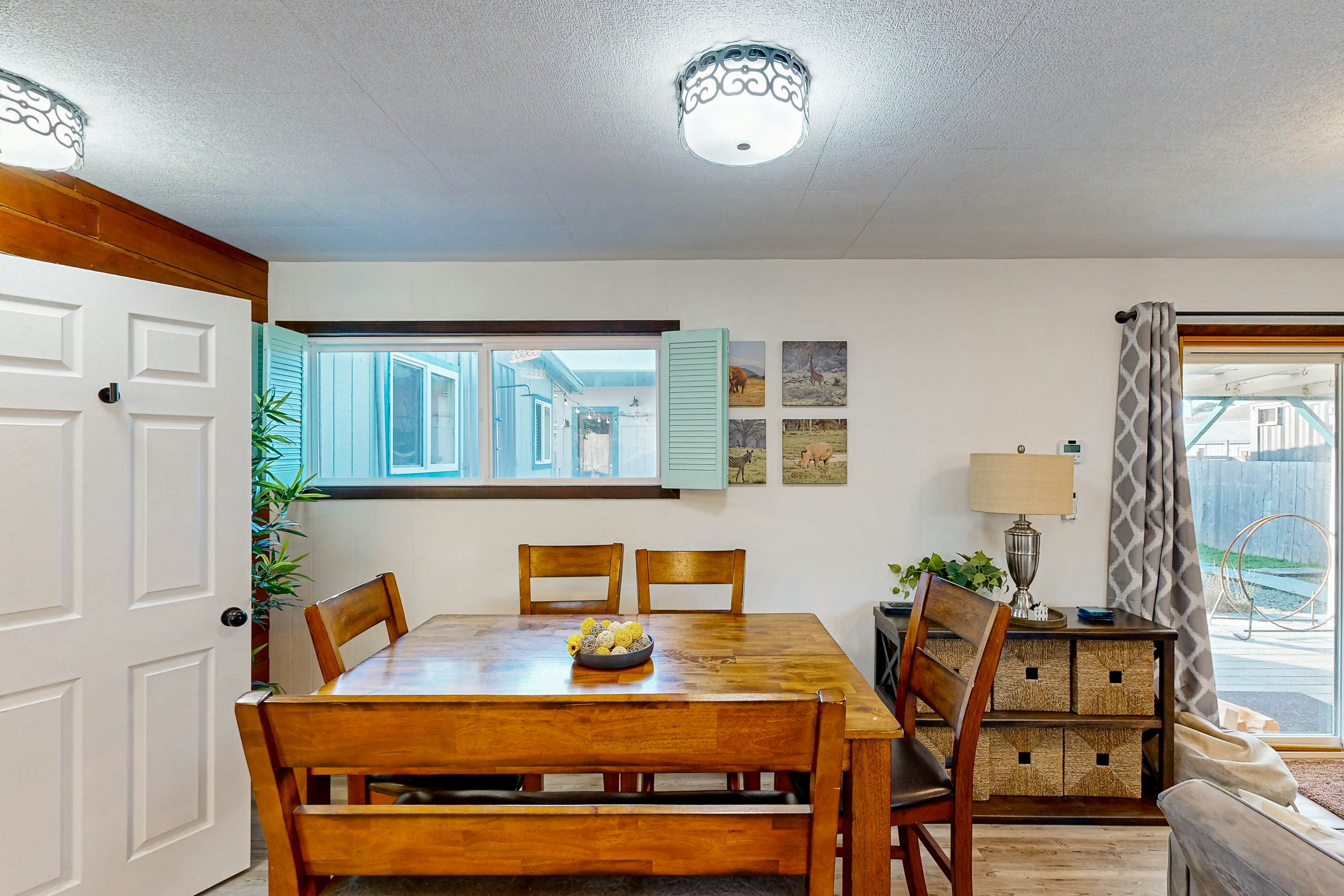 Coastal Paradise Awaits: Spacious Retreat with Firepit & Entertainment