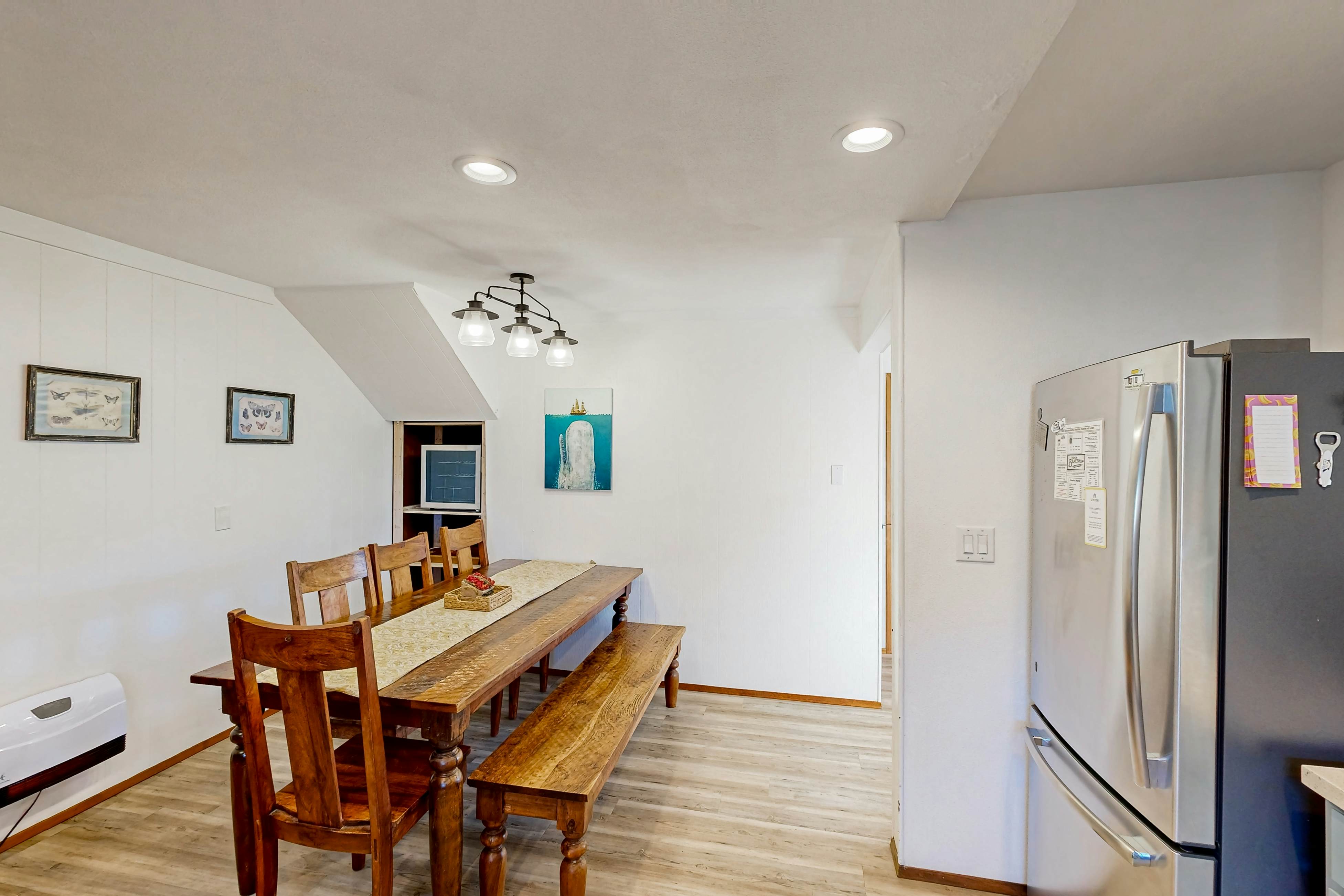 Coastal Paradise Awaits: Spacious Retreat with Firepit & Entertainment