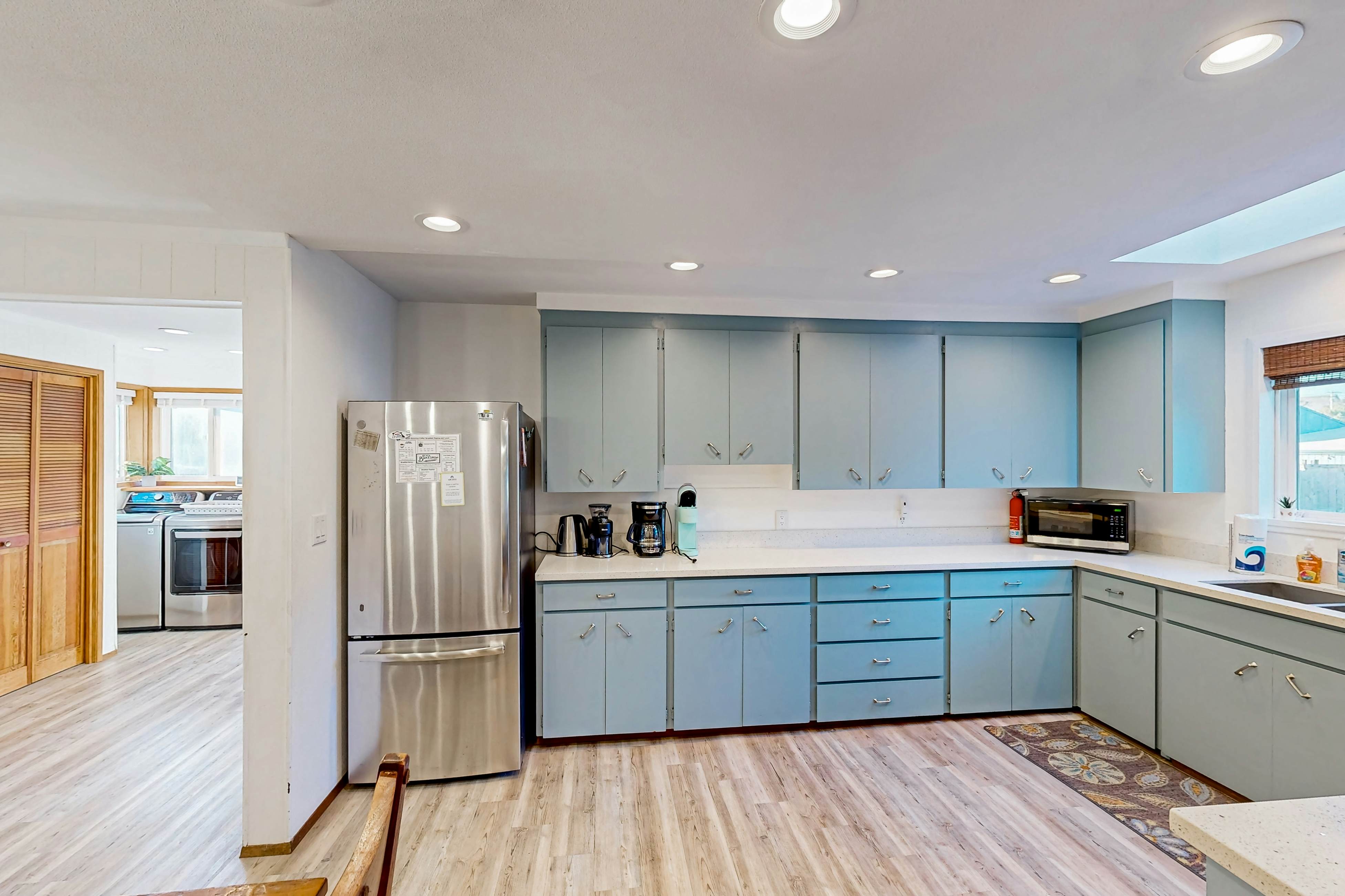 Coastal Paradise Awaits: Spacious Retreat with Firepit & Entertainment