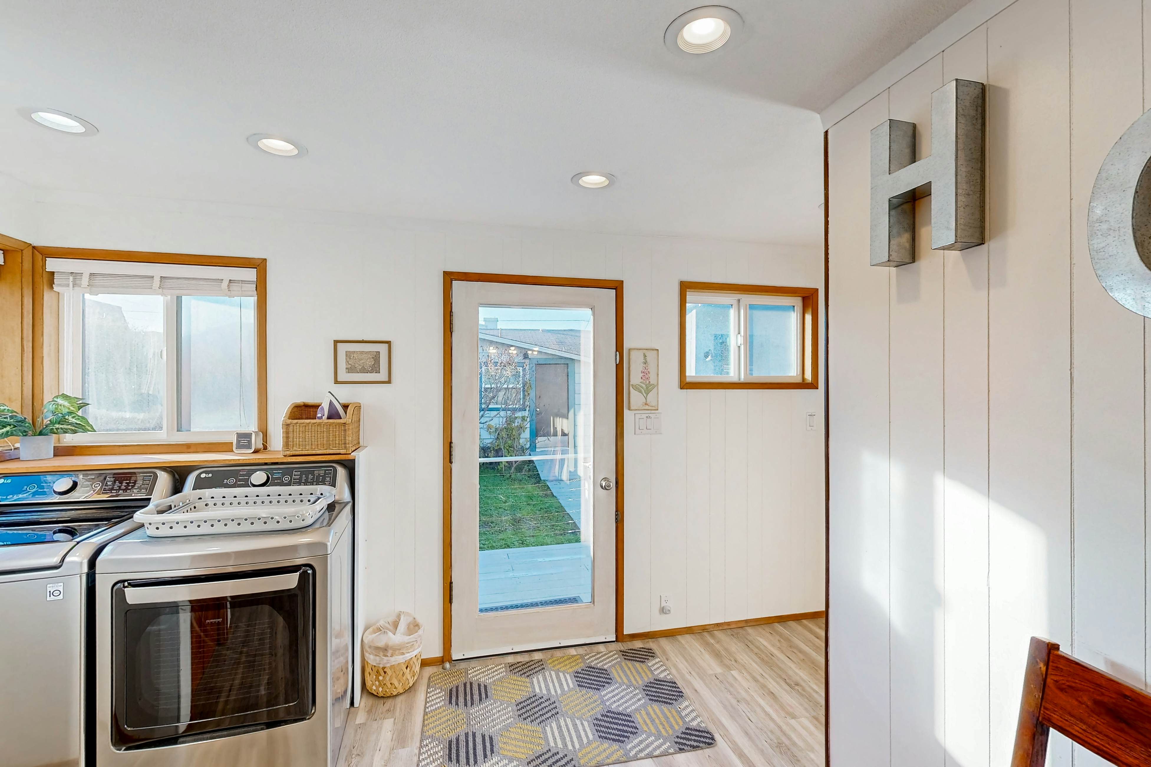 Coastal Paradise Awaits: Spacious Retreat with Firepit & Entertainment