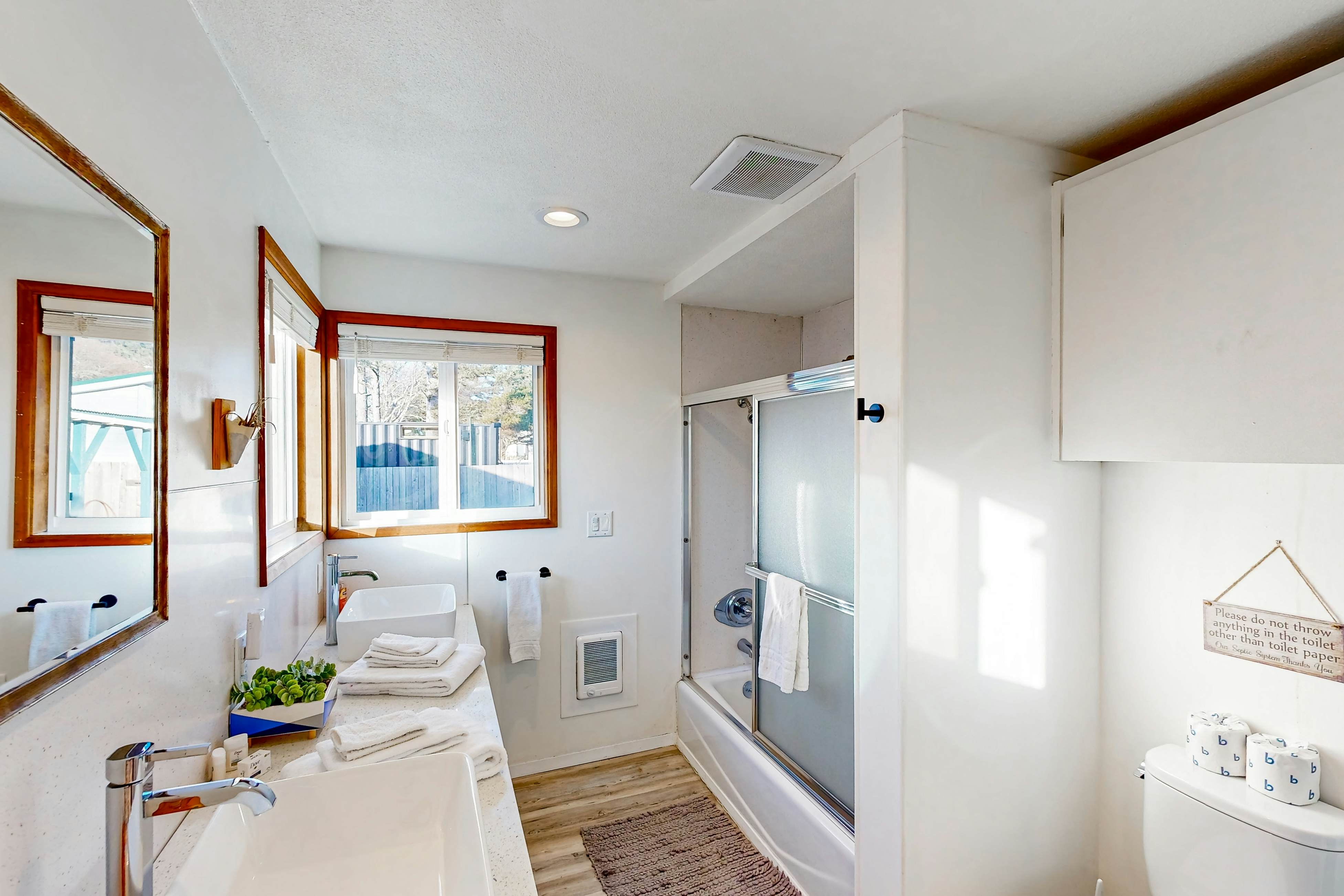 Coastal Paradise Awaits: Spacious Retreat with Firepit & Entertainment