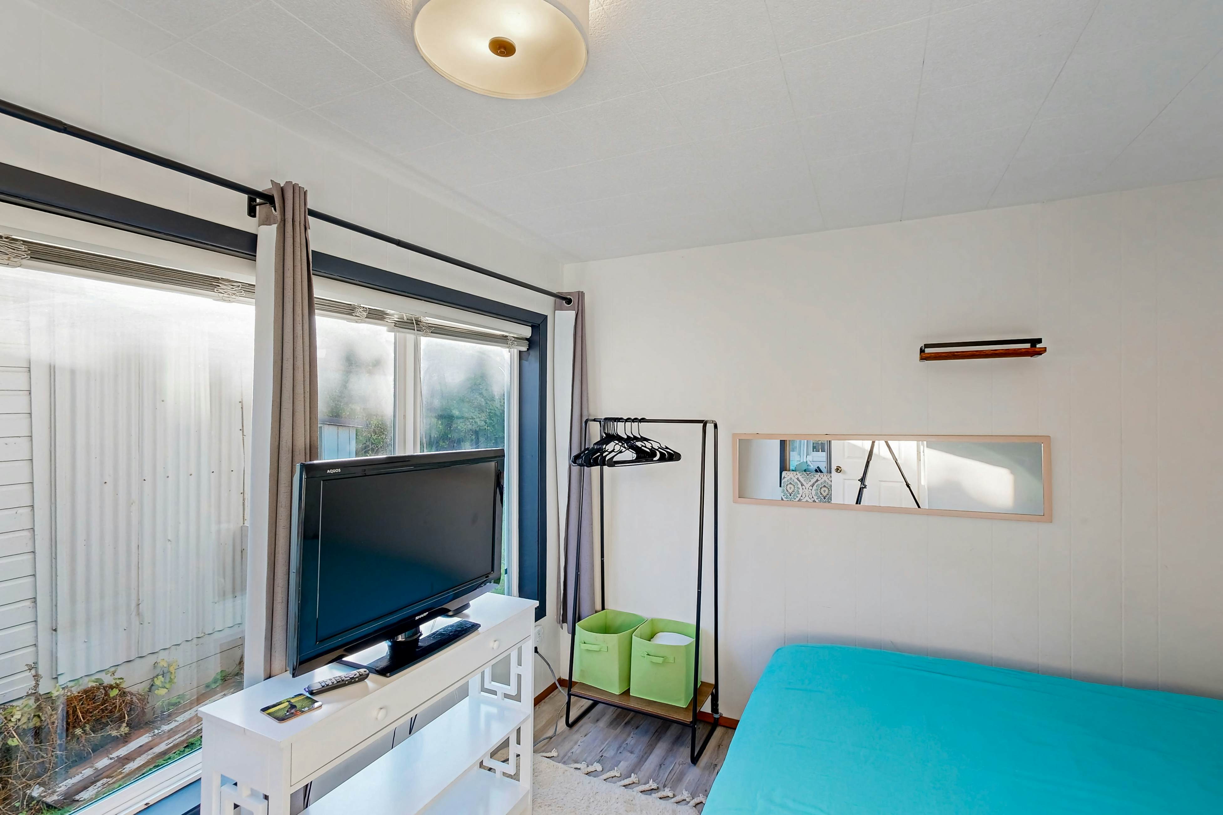 Coastal Paradise Awaits: Spacious Retreat with Firepit & Entertainment