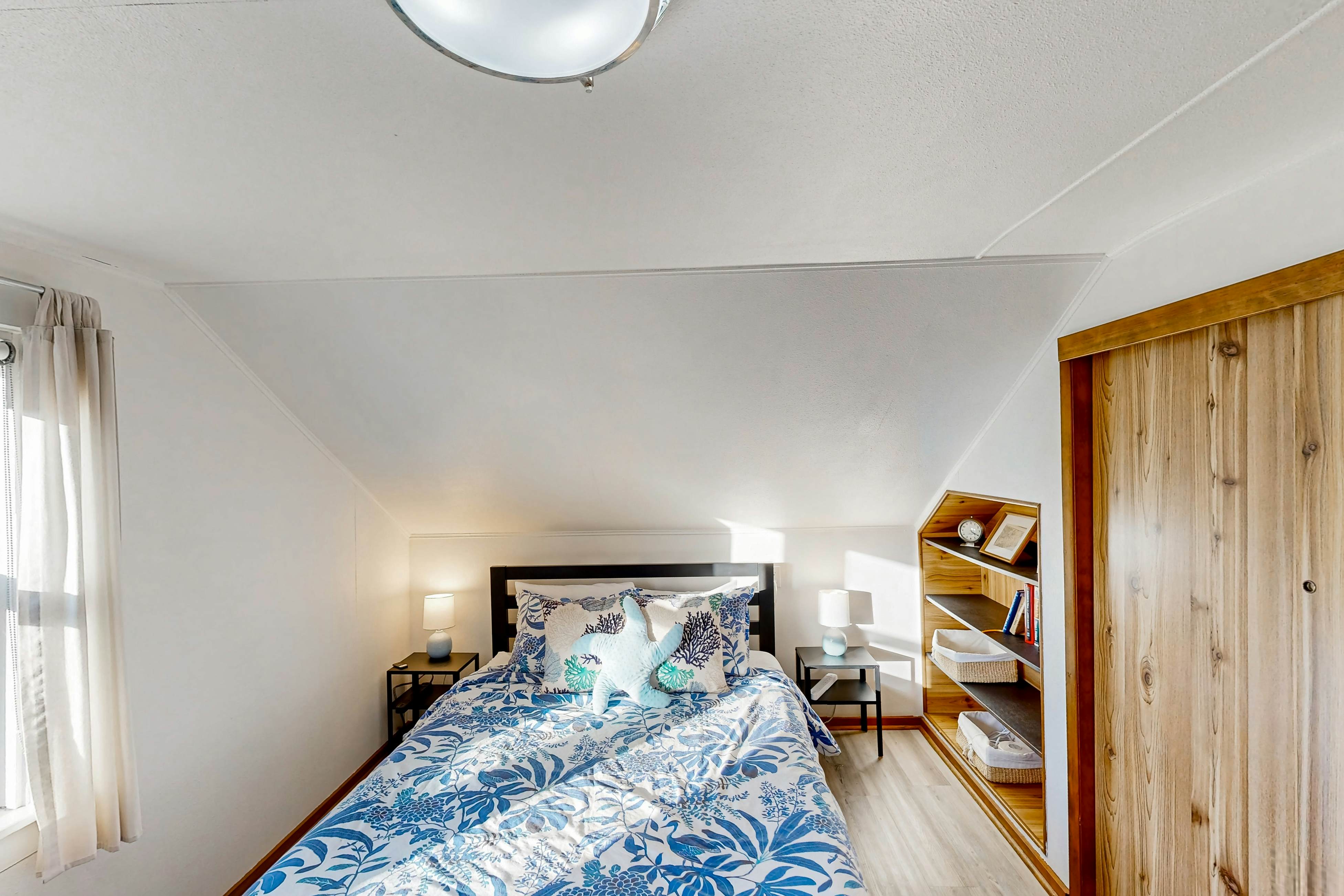 Coastal Paradise Awaits: Spacious Retreat with Firepit & Entertainment