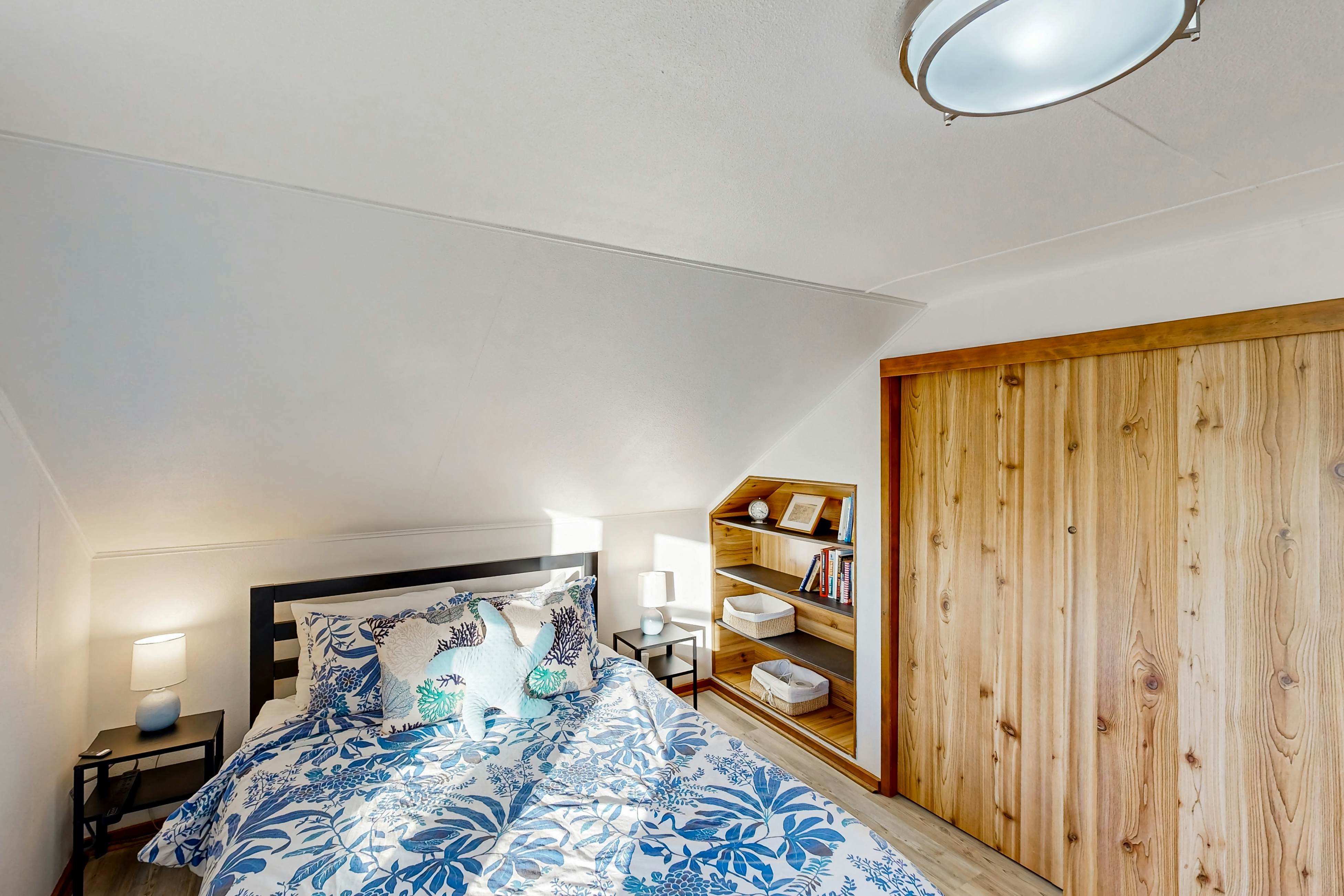 Coastal Paradise Awaits: Spacious Retreat with Firepit & Entertainment