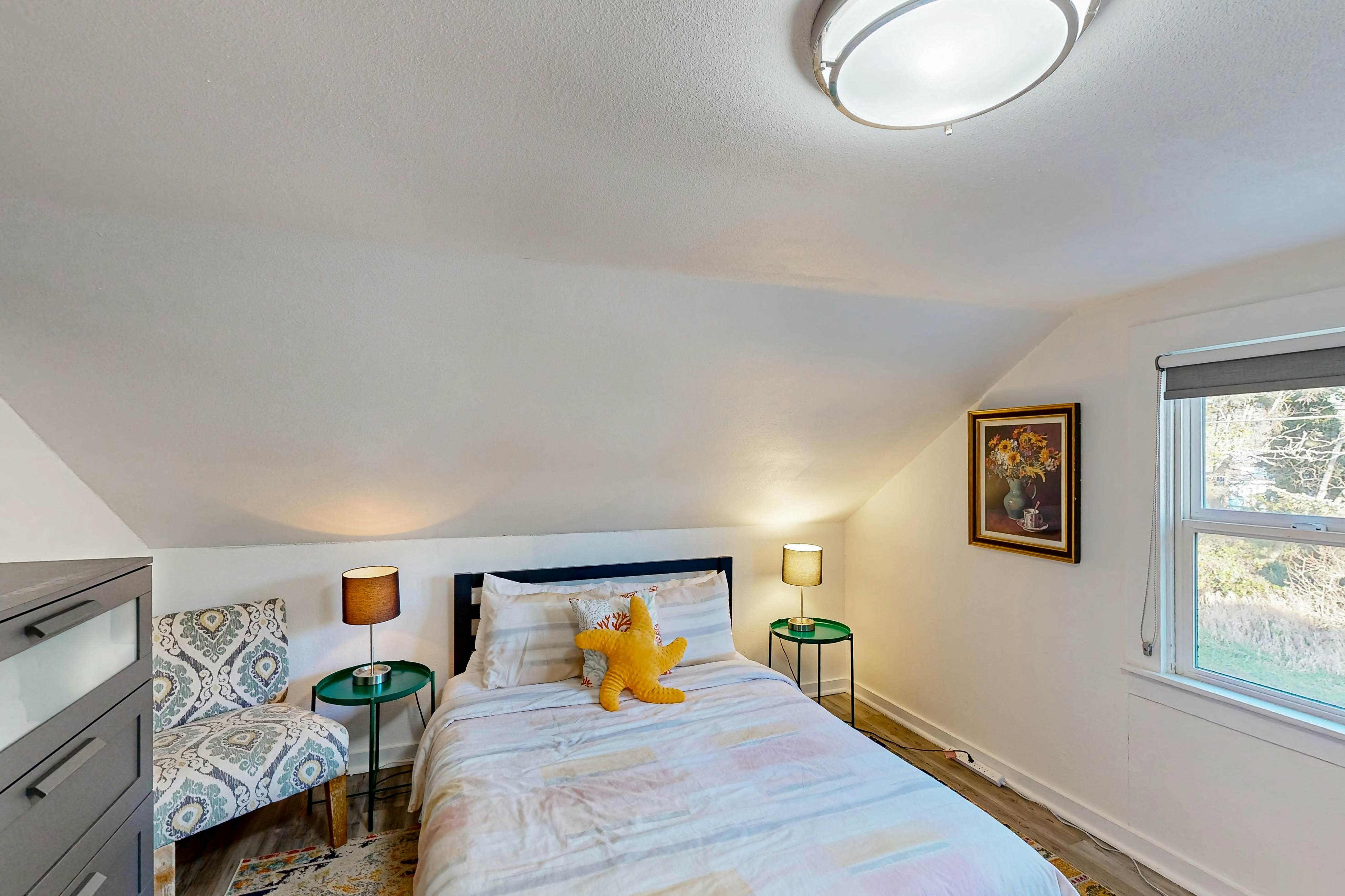 Coastal Paradise Awaits: Spacious Retreat with Firepit & Entertainment