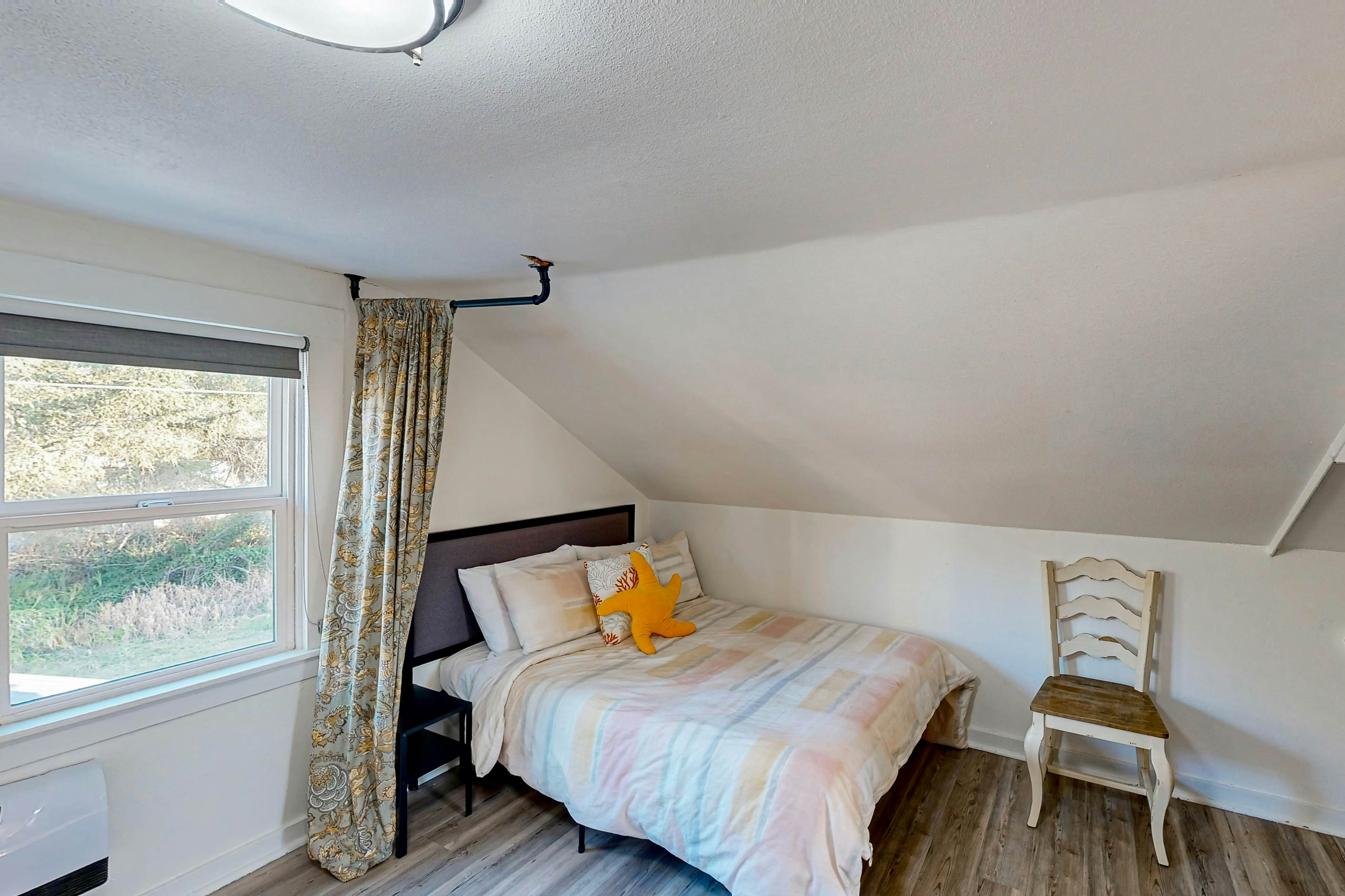 Coastal Paradise Awaits: Spacious Retreat with Firepit & Entertainment