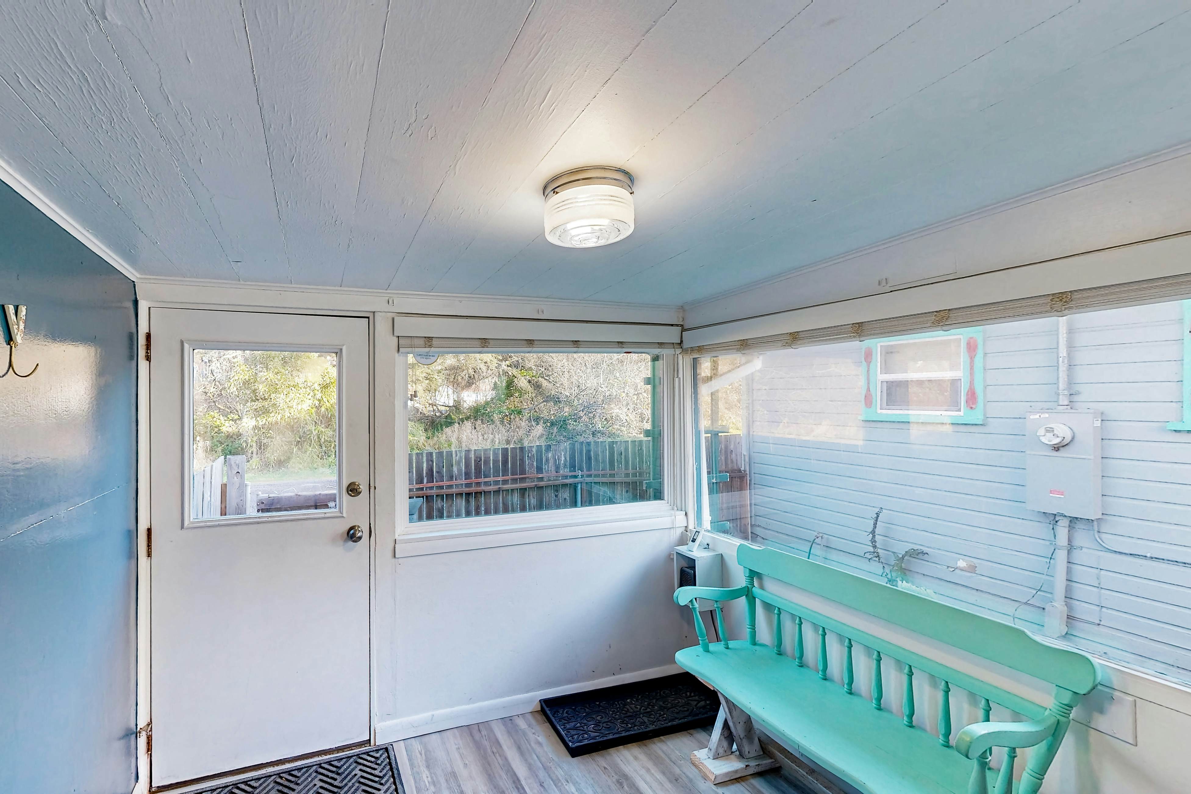 Coastal Paradise Awaits: Spacious Retreat with Firepit & Entertainment