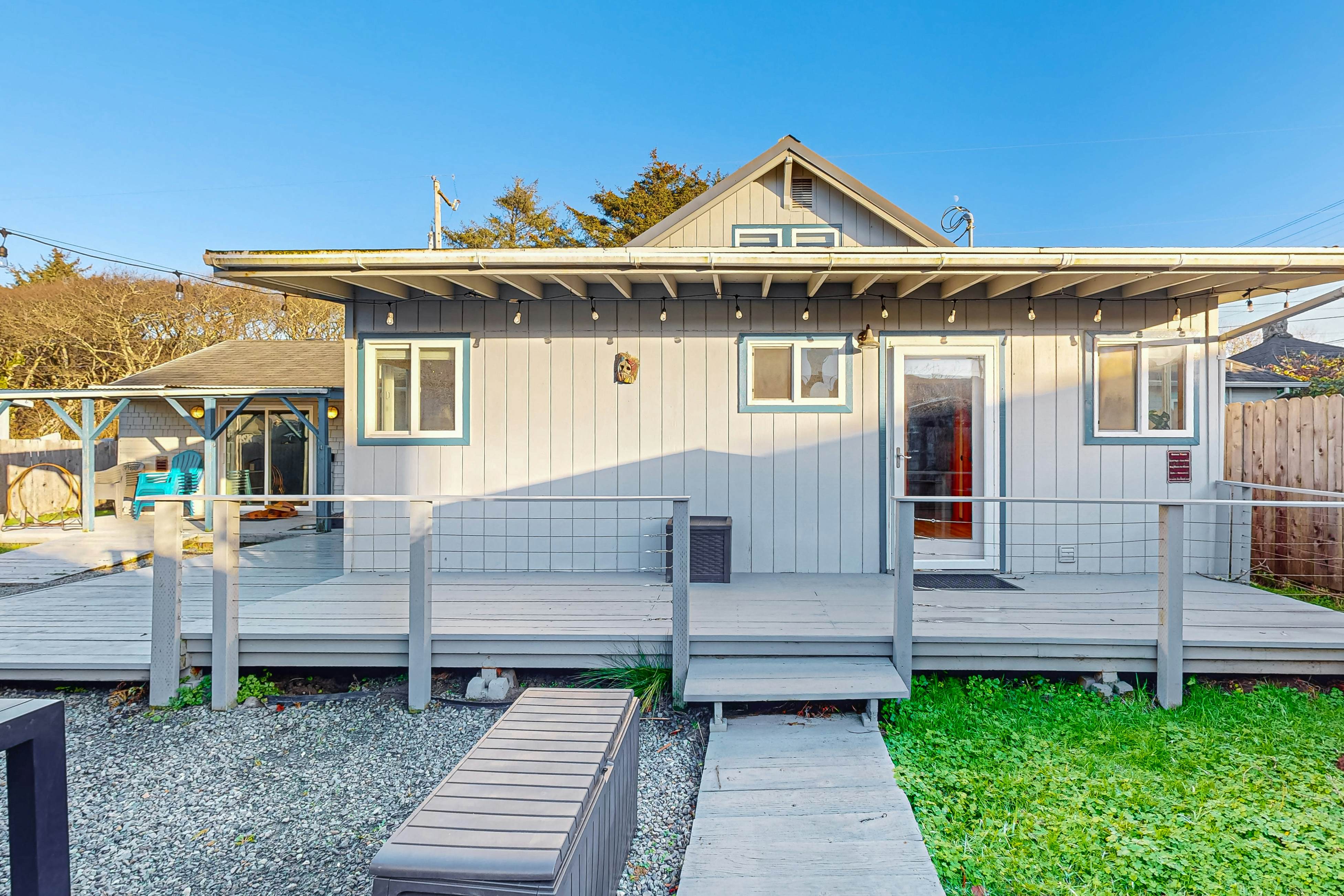 Coastal Paradise Awaits: Spacious Retreat with Firepit & Entertainment