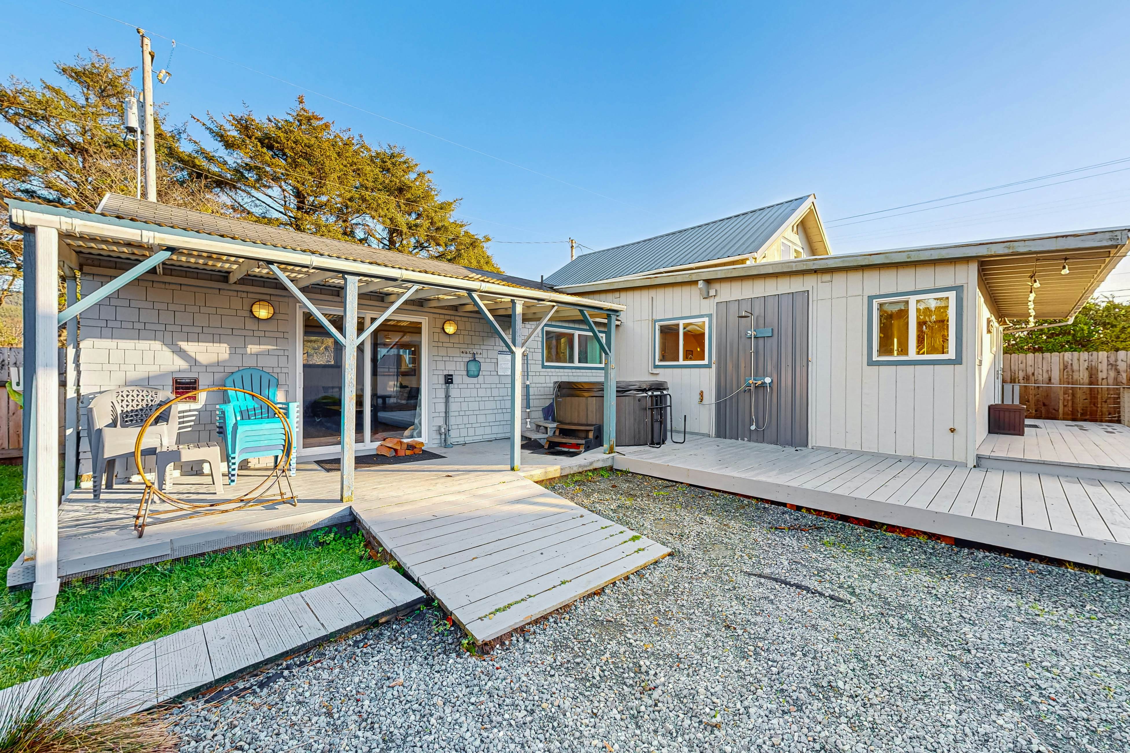 Coastal Paradise Awaits: Spacious Retreat with Firepit & Entertainment