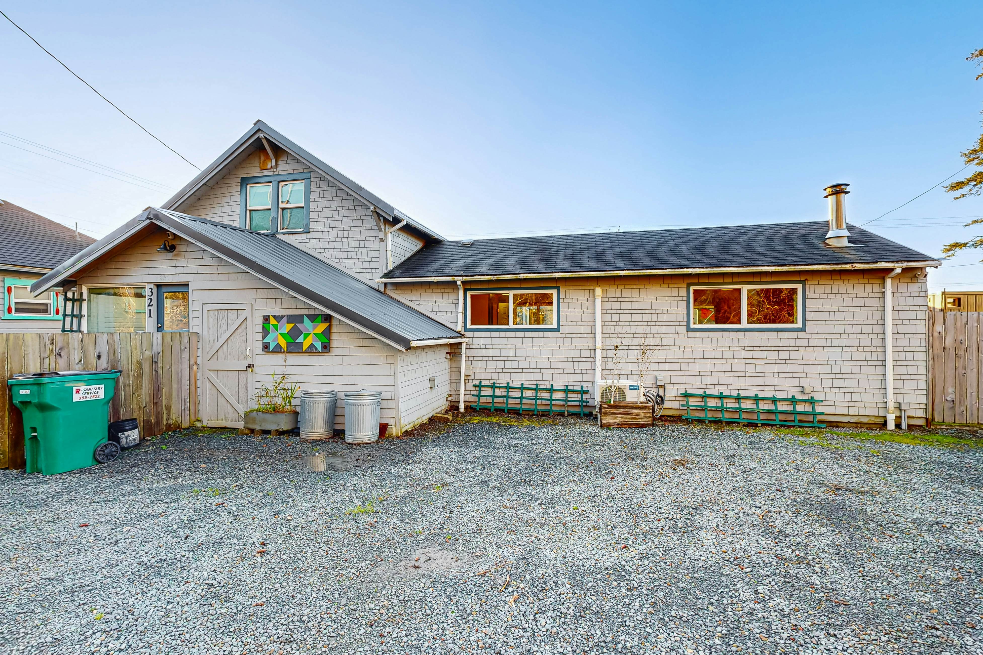 Coastal Paradise Awaits: Spacious Retreat with Firepit & Entertainment