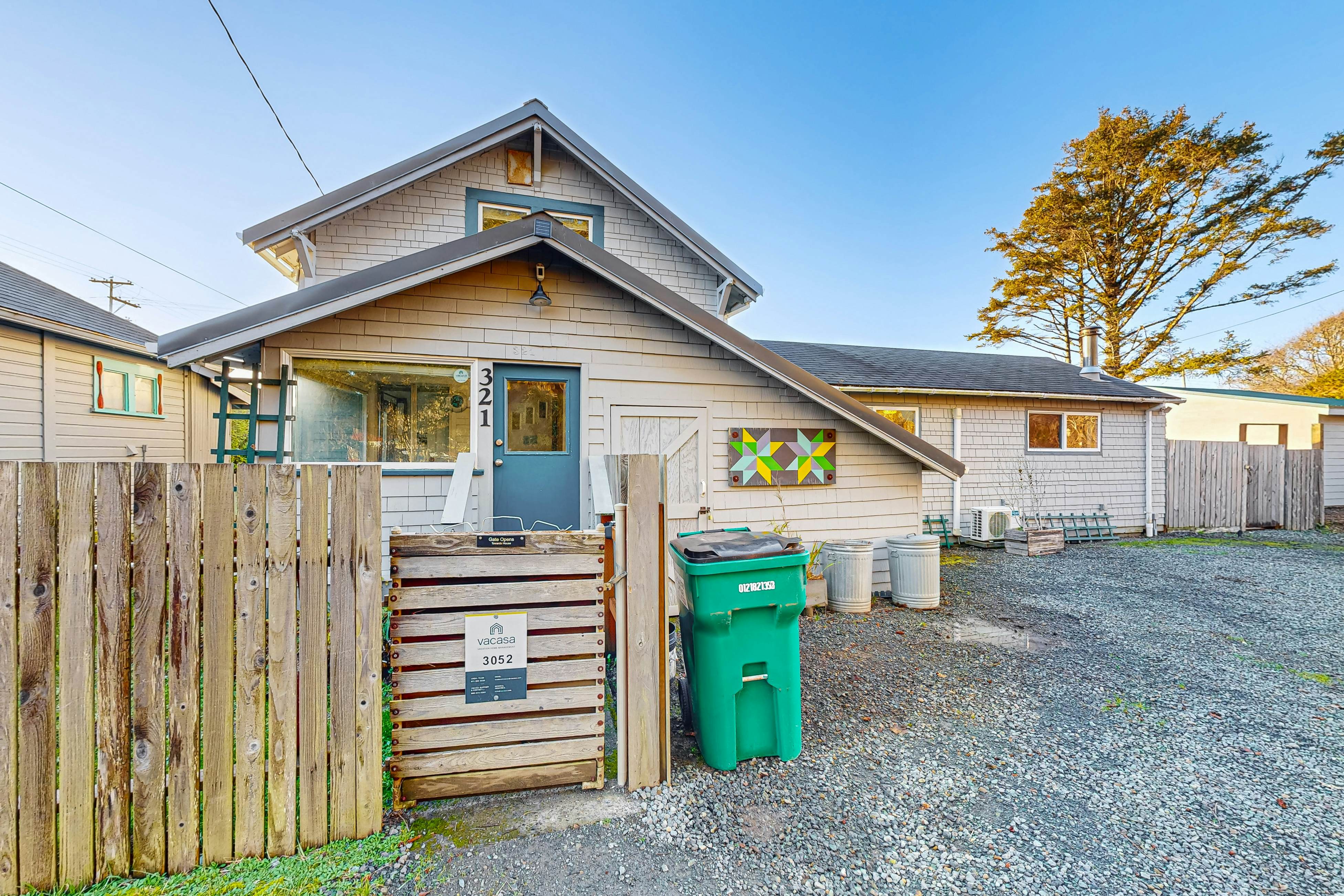 Coastal Paradise Awaits: Spacious Retreat with Firepit & Entertainment