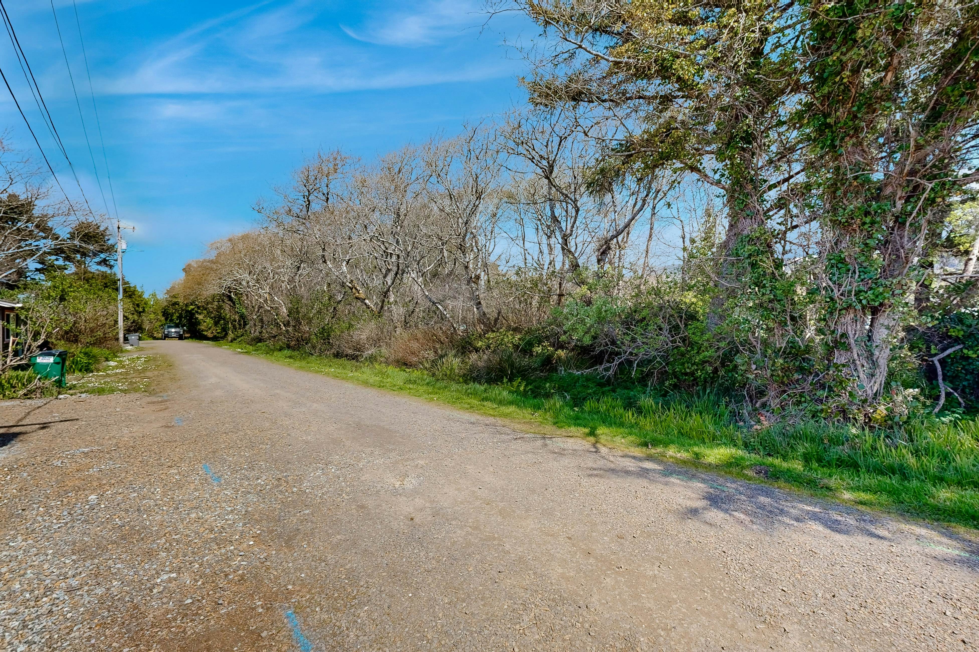 Coastal Paradise Awaits: Spacious Retreat with Firepit & Entertainment