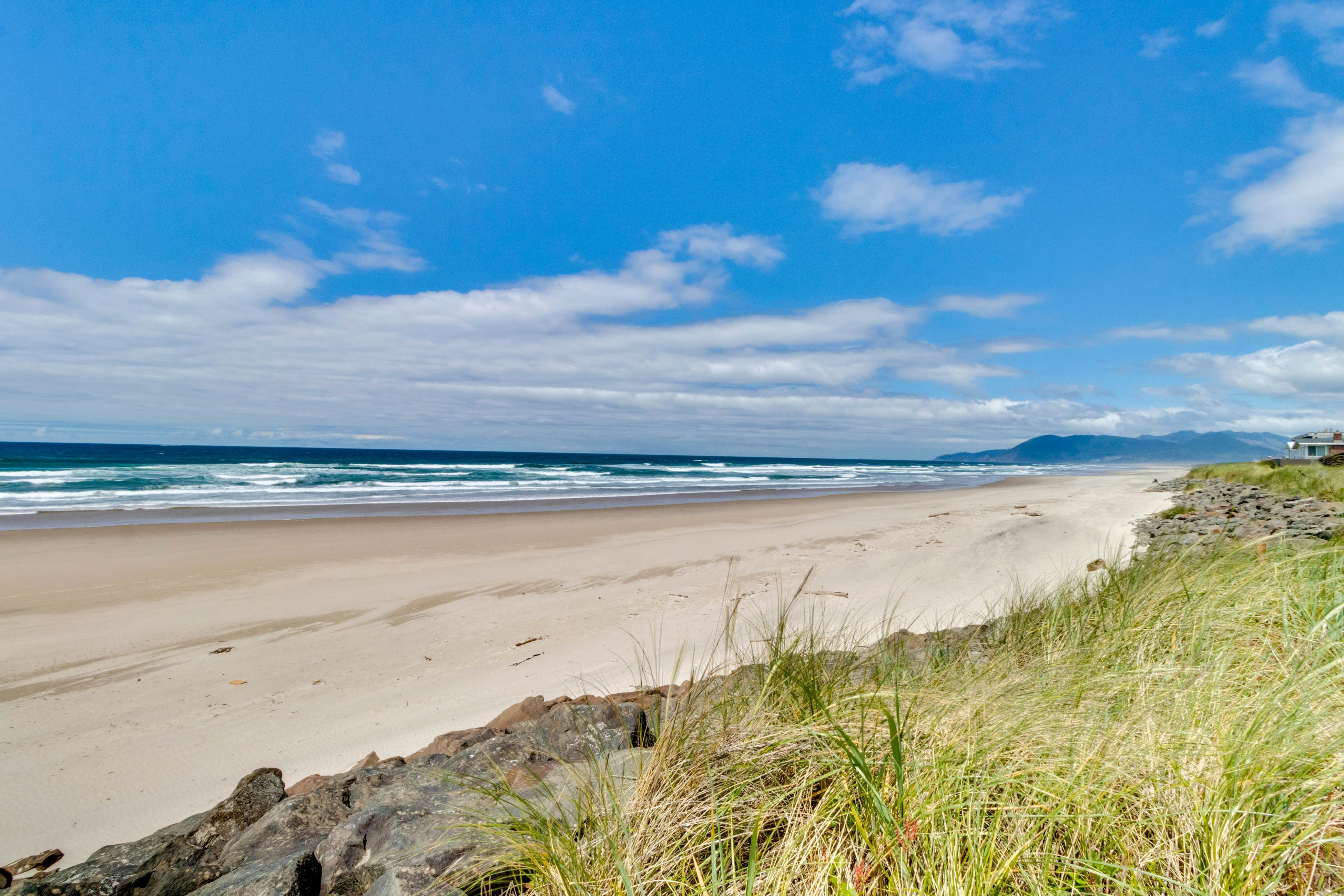 Coastal Paradise Awaits: Spacious Retreat with Firepit & Entertainment