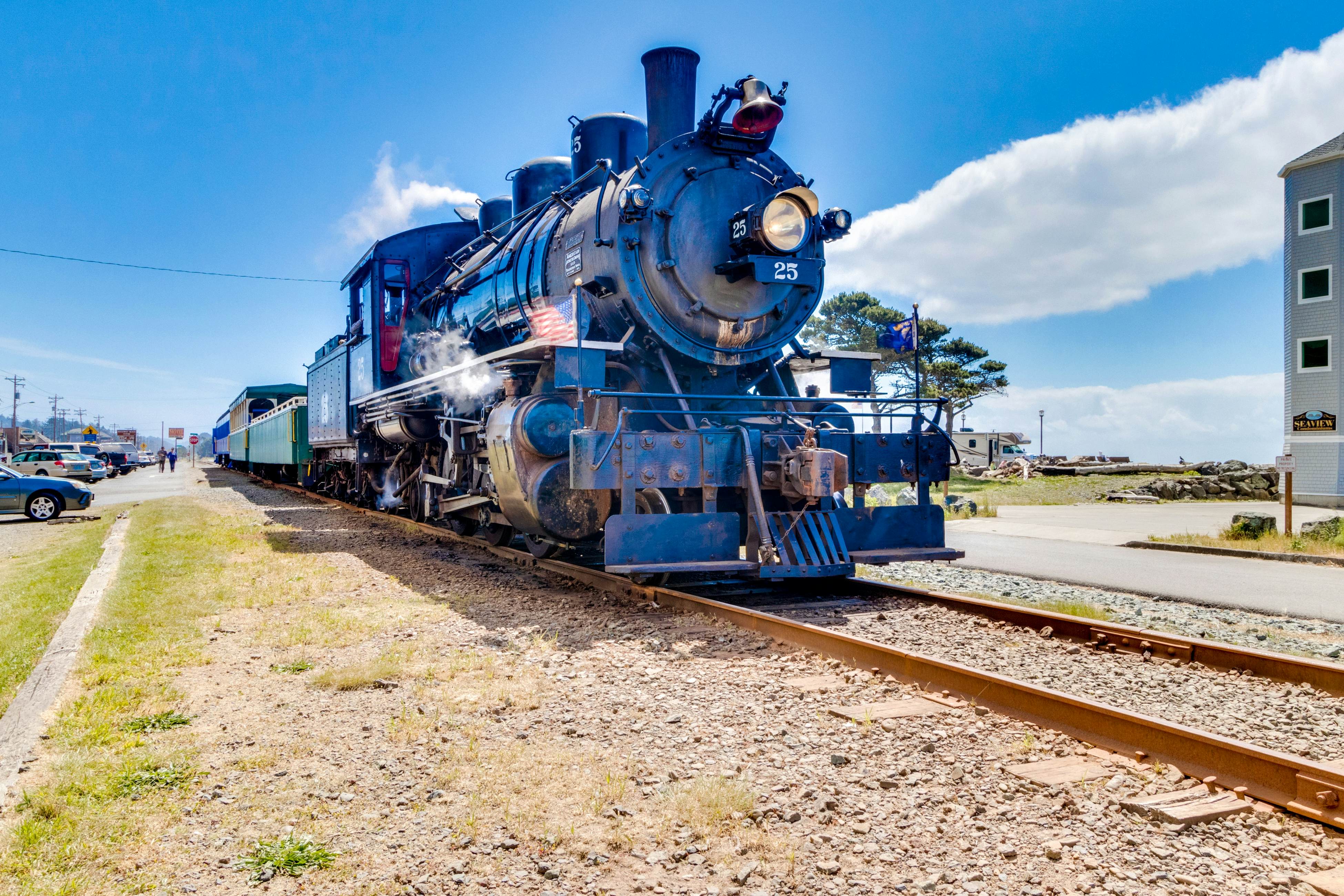Coastal Paradise Awaits: Spacious Retreat with Firepit & Entertainment