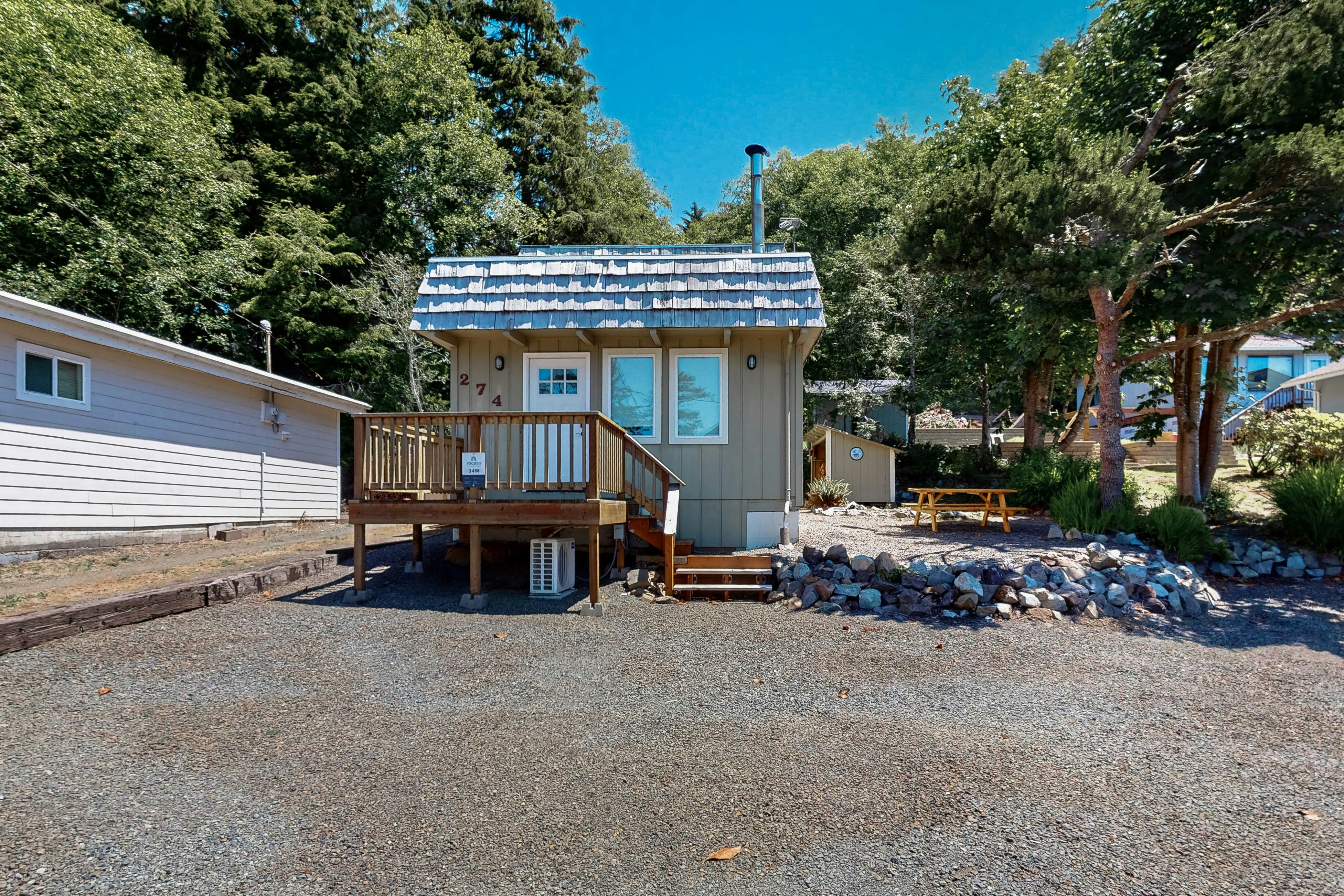 Adorable beach house with fire pit, dog friendly, & gas grill